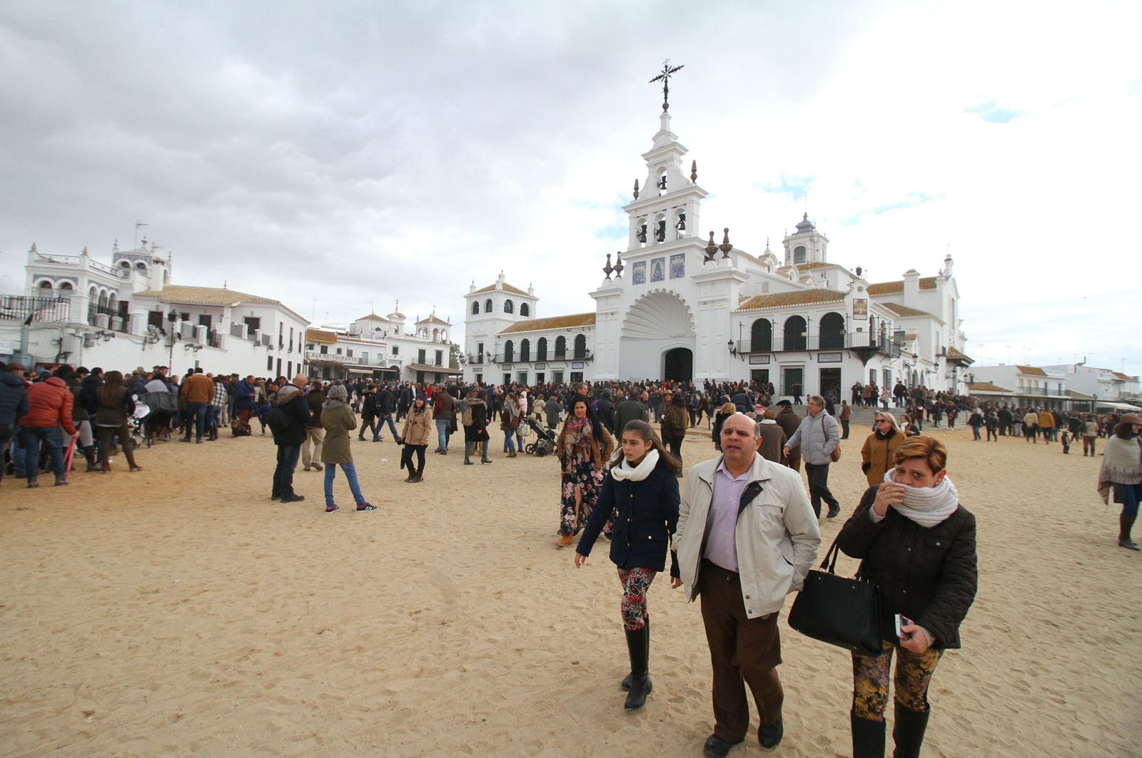 El Rocío celebra La Candelaria con la presentación de los niños a la Virgen, en imágenes