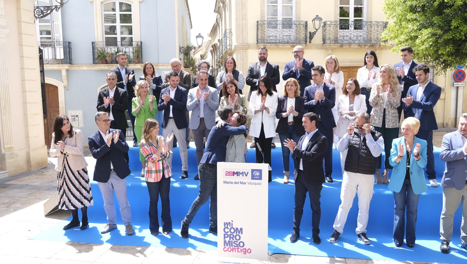 María Vázquez recibe el apoyo de Fernández-Pacheco con el aplauso de los miembros de la candidatura