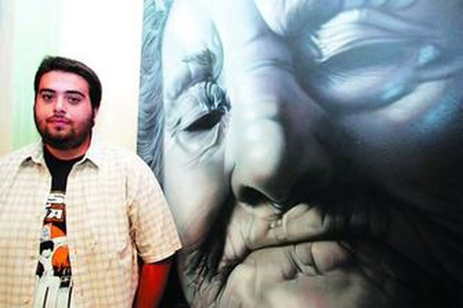 Lauren posa delante de uno de sus cuadros en la Sala Damajuana.