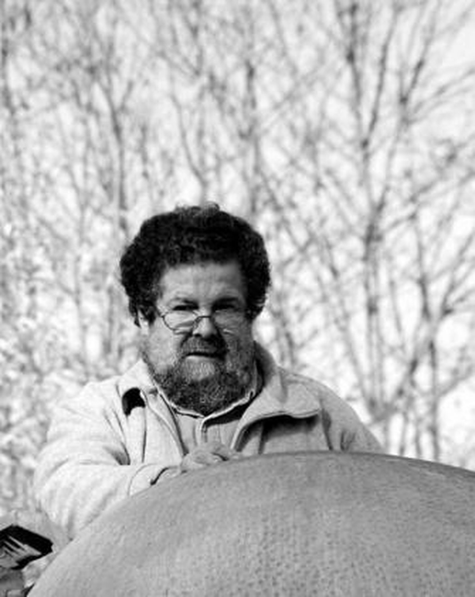 SU ÚLTIMA OBRA: 'EL HOMBRE GRIS' Fernando Moreno Robledo posa en esta imagen tras su última escultura monumental de más reciente creación, El hombre gris. Se trata de una obra de grandes dimensiones que adorna una nueva plaza de la localidad francesa de Evry, a la que el artista está vinculado desde hace dos décadas.