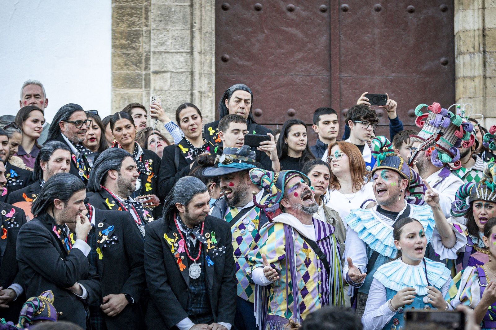 El multitudinario encuentro entre los dos primeros premios del Carnaval de Cádiz, en imágenes