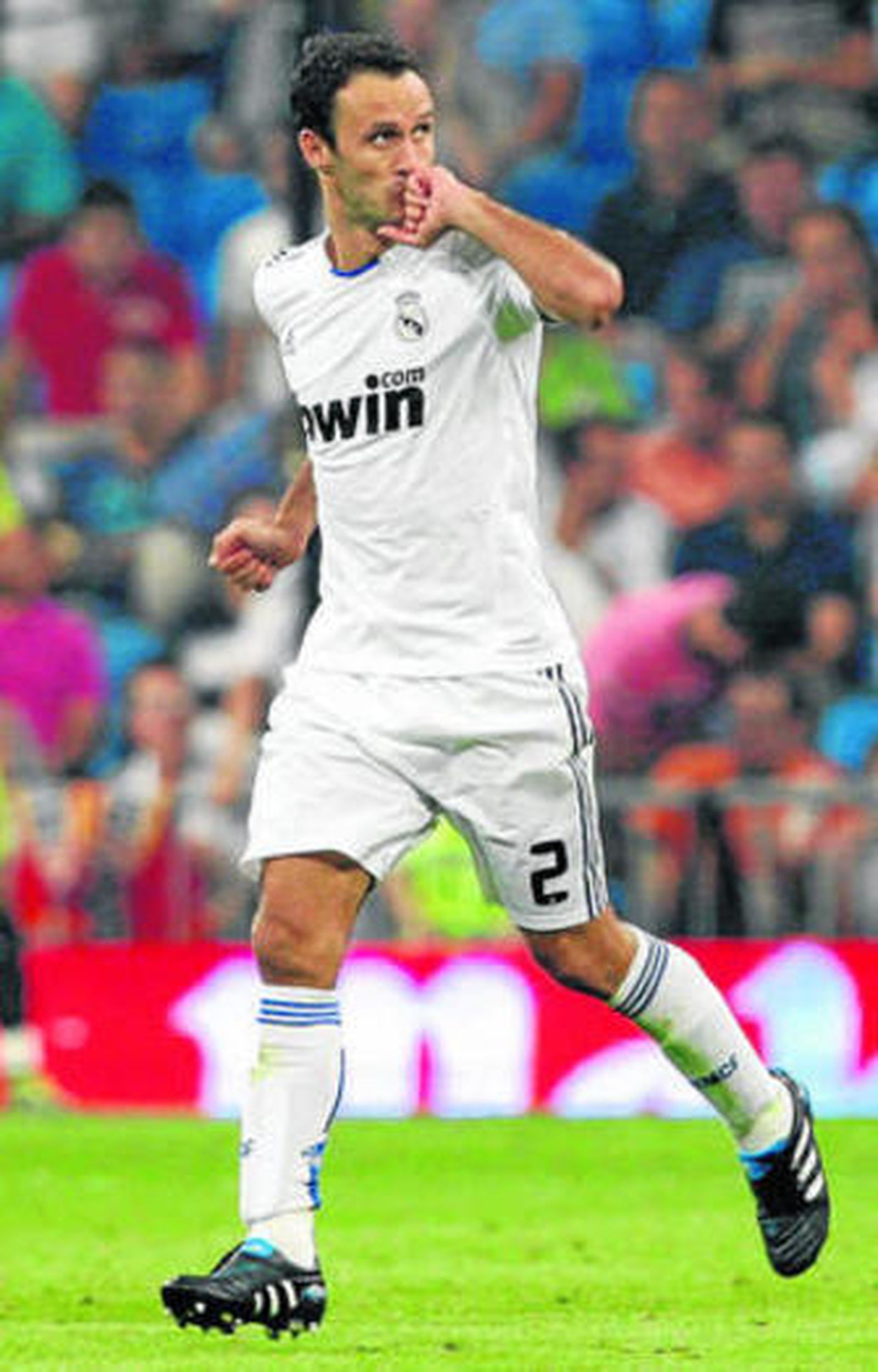 Carvalho celebra el único gol del Real Madrid.