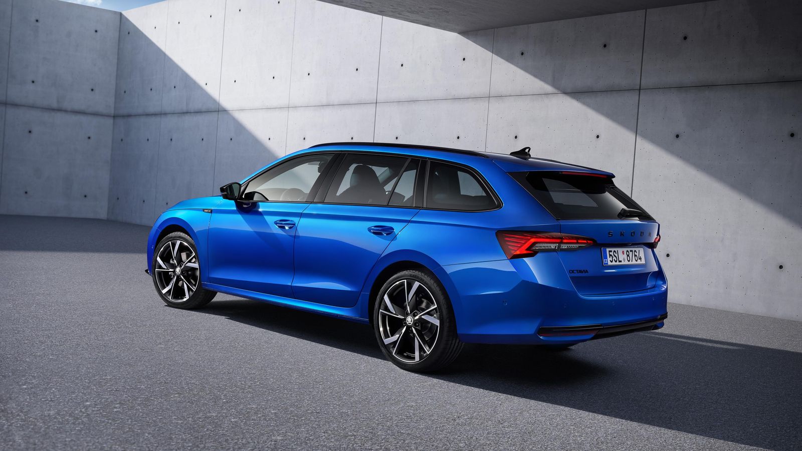 Es posible elegir cualquier motor y nivel de equipamiento con la carrocería familiar. El precio del Combis es 800 euros mayor que el de la berlina.