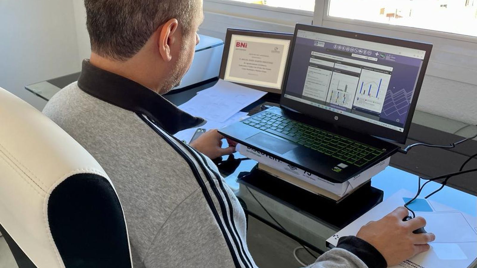 Miguel Ángel tele trabaja desde casa.