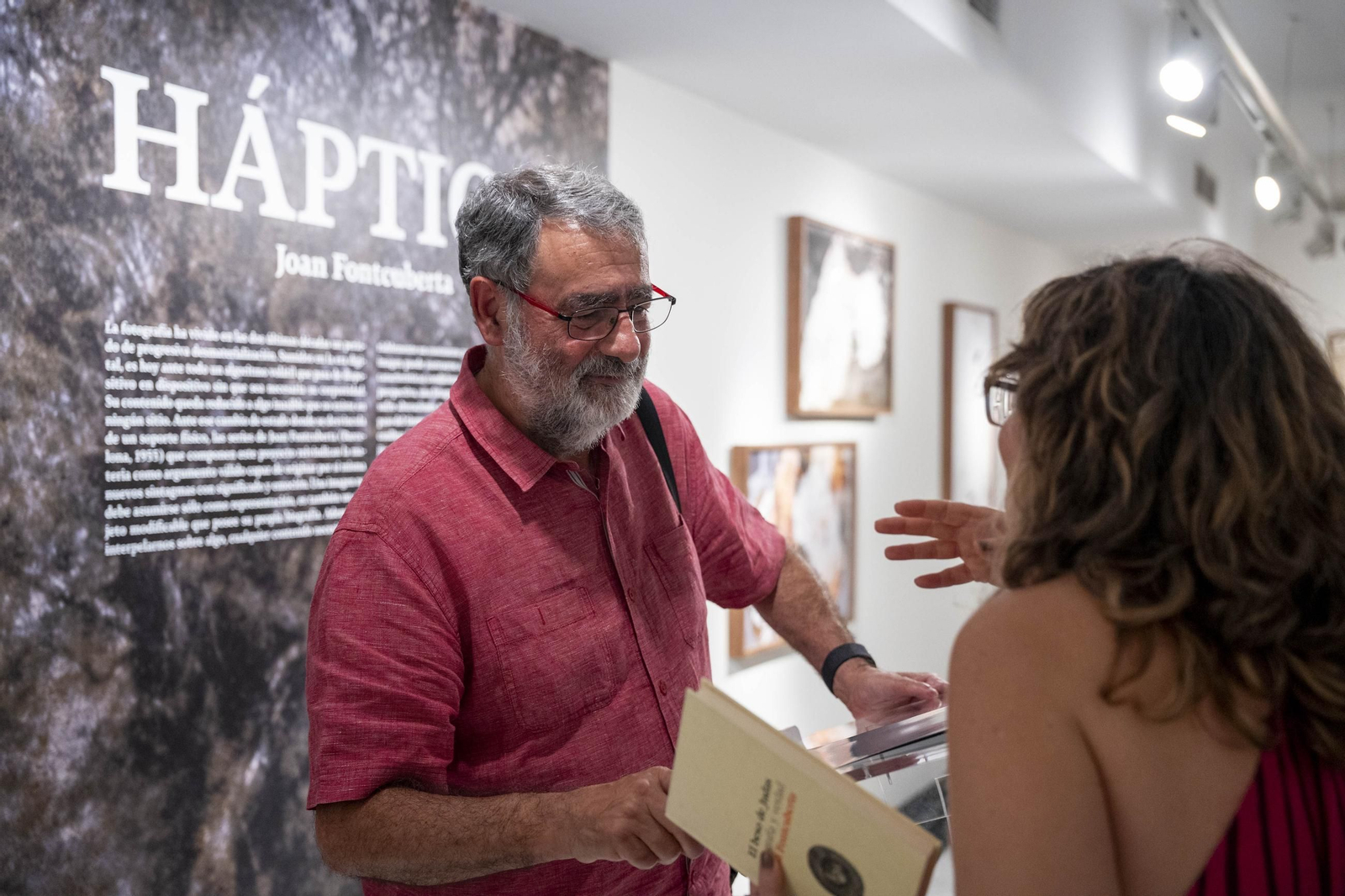 El comisario Sema D'Acosta y el artista Joan Fontcuberta presentan la exposición Háptica de la Fundación Unicaja