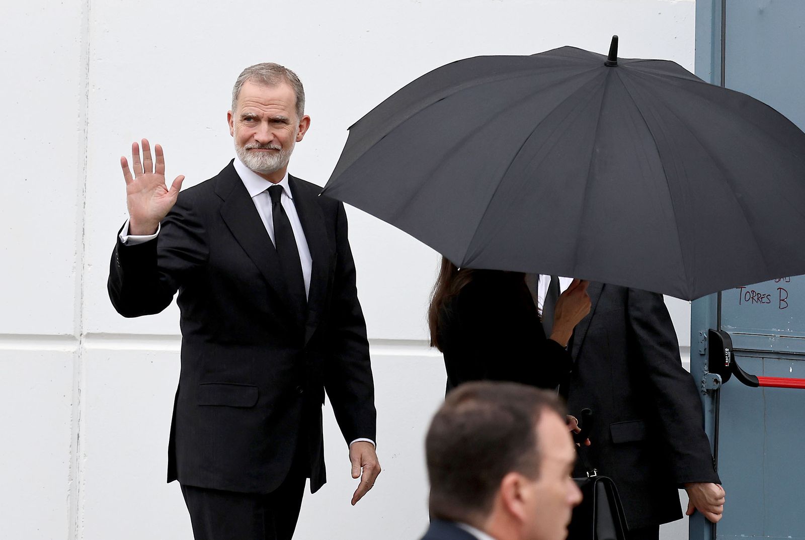 Fotografías de la llegada de los reyes Felipe VI y Doña Letizia al funeral por las víctimas de Adamuz en Huelva