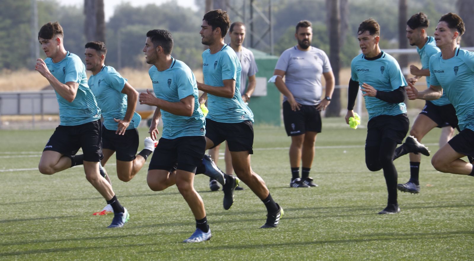Diego Caro observa el entrenamiento de sus jugadores.