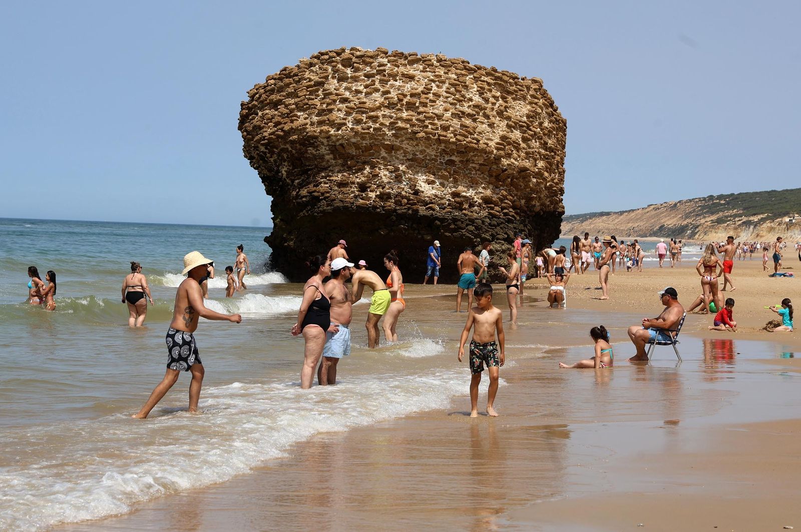 Imágenes del ambiente en las playas de Matalascañas, La Bota y Mazagón durante la mañana del domingo