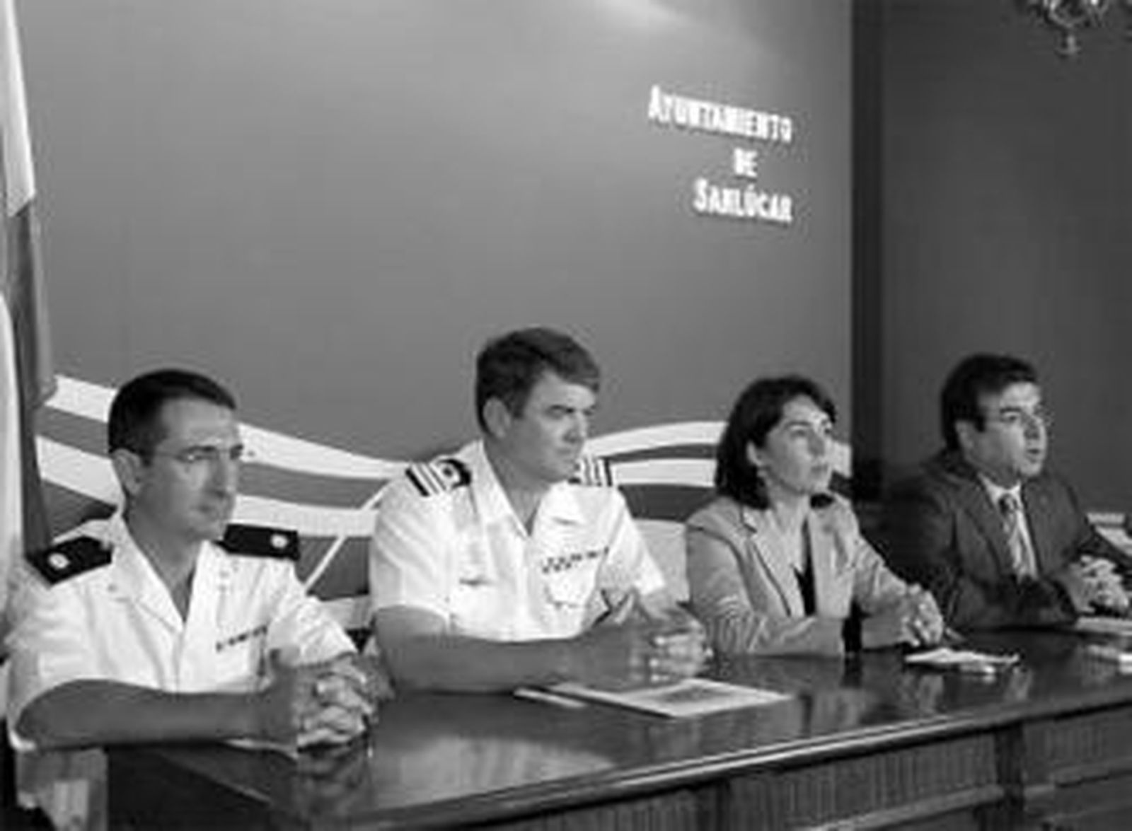 Representantes militares y municipales, en la presentación del evento.