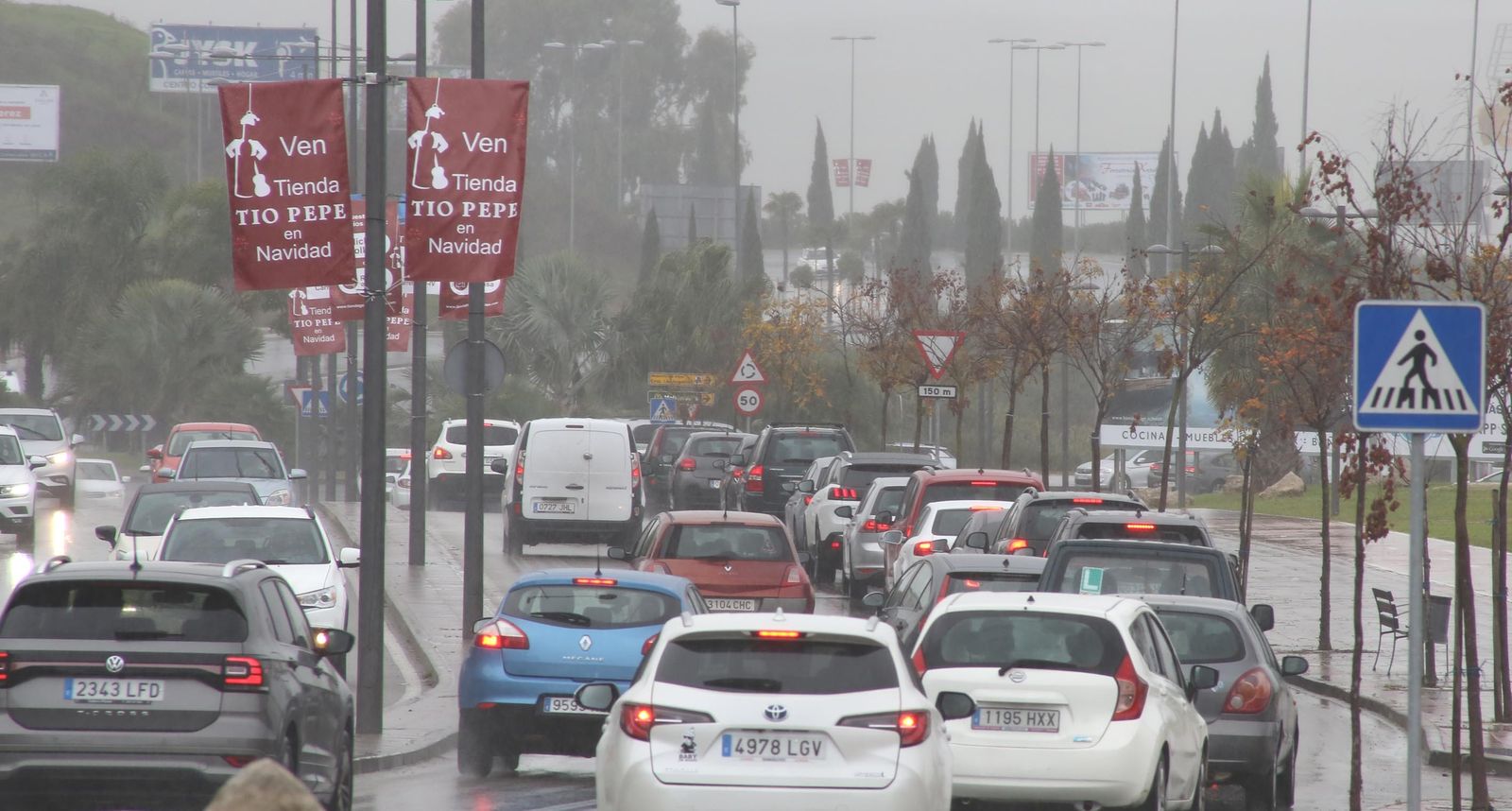 Una imagen de los accesos a Luz Shopping este lunes.