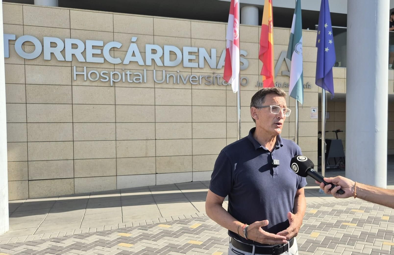 Sánchez Teruel en la puerta del hospital universitario deTorrecárdenas