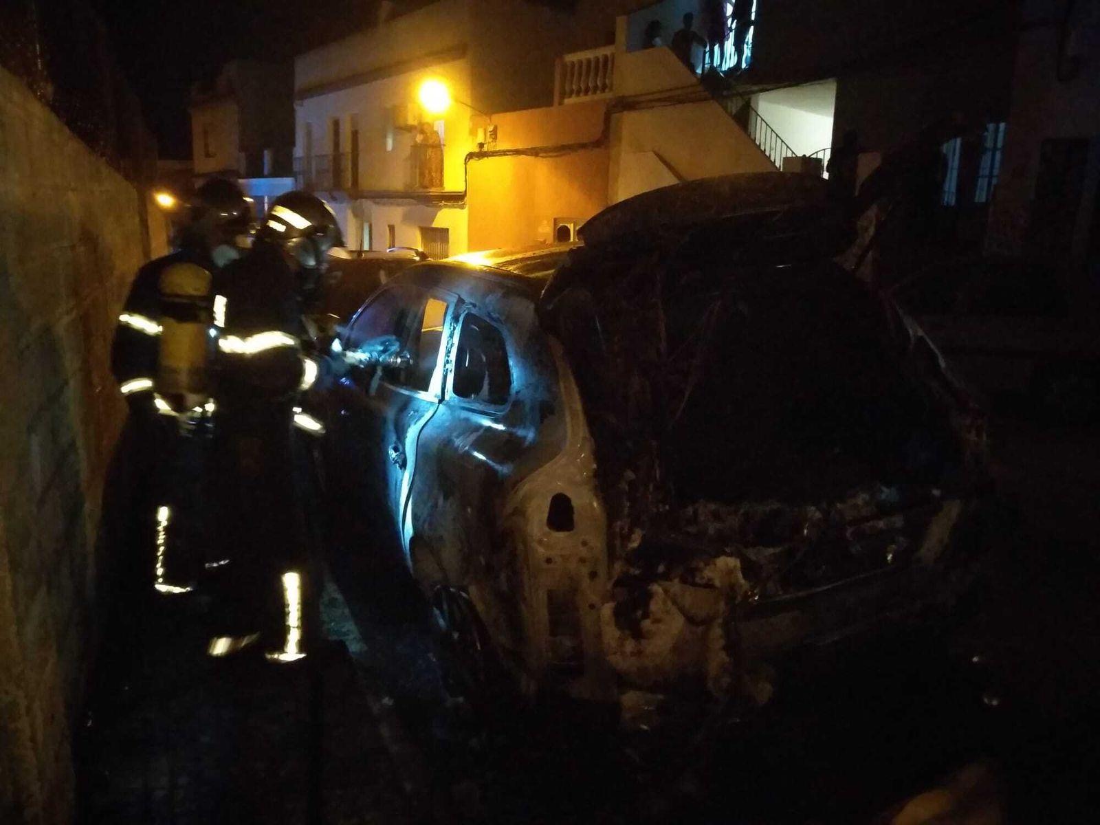 Imagen del incendio en otros dos coches que se produjo este verano en la misma zona.