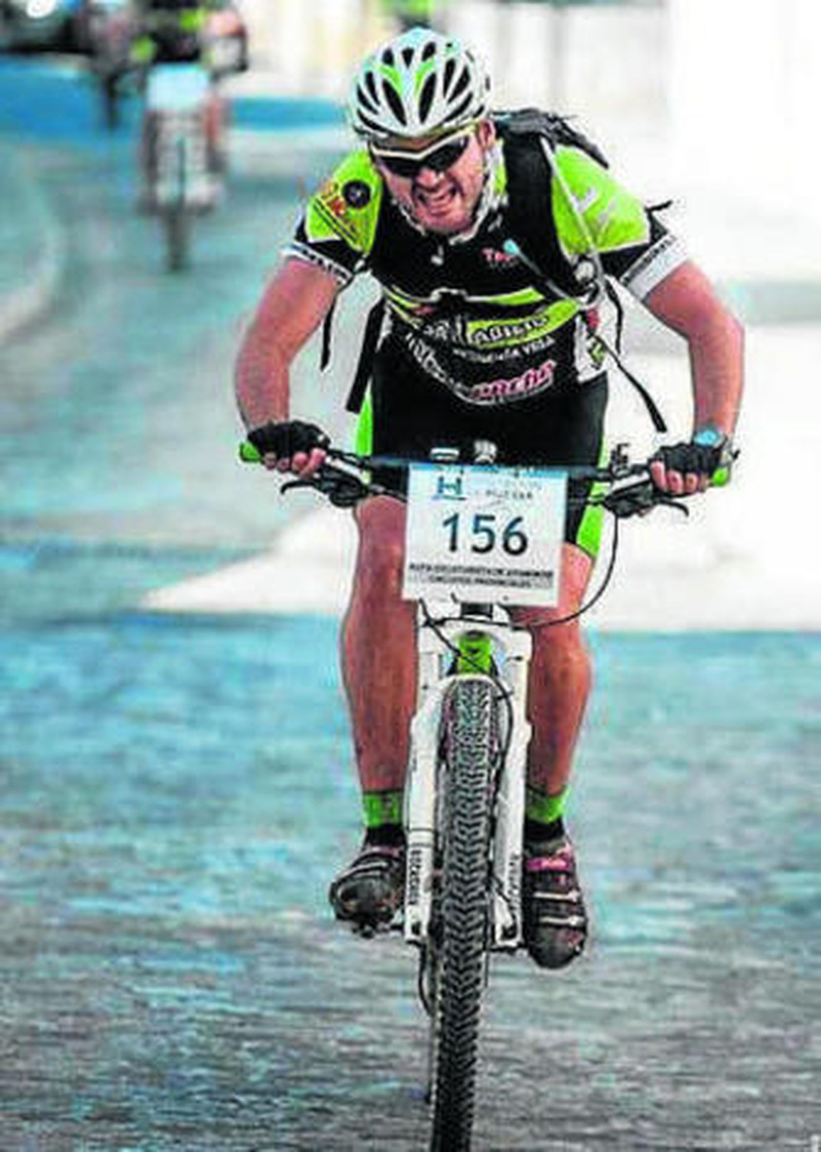 Un ciclista, en pleno esfuerzo.