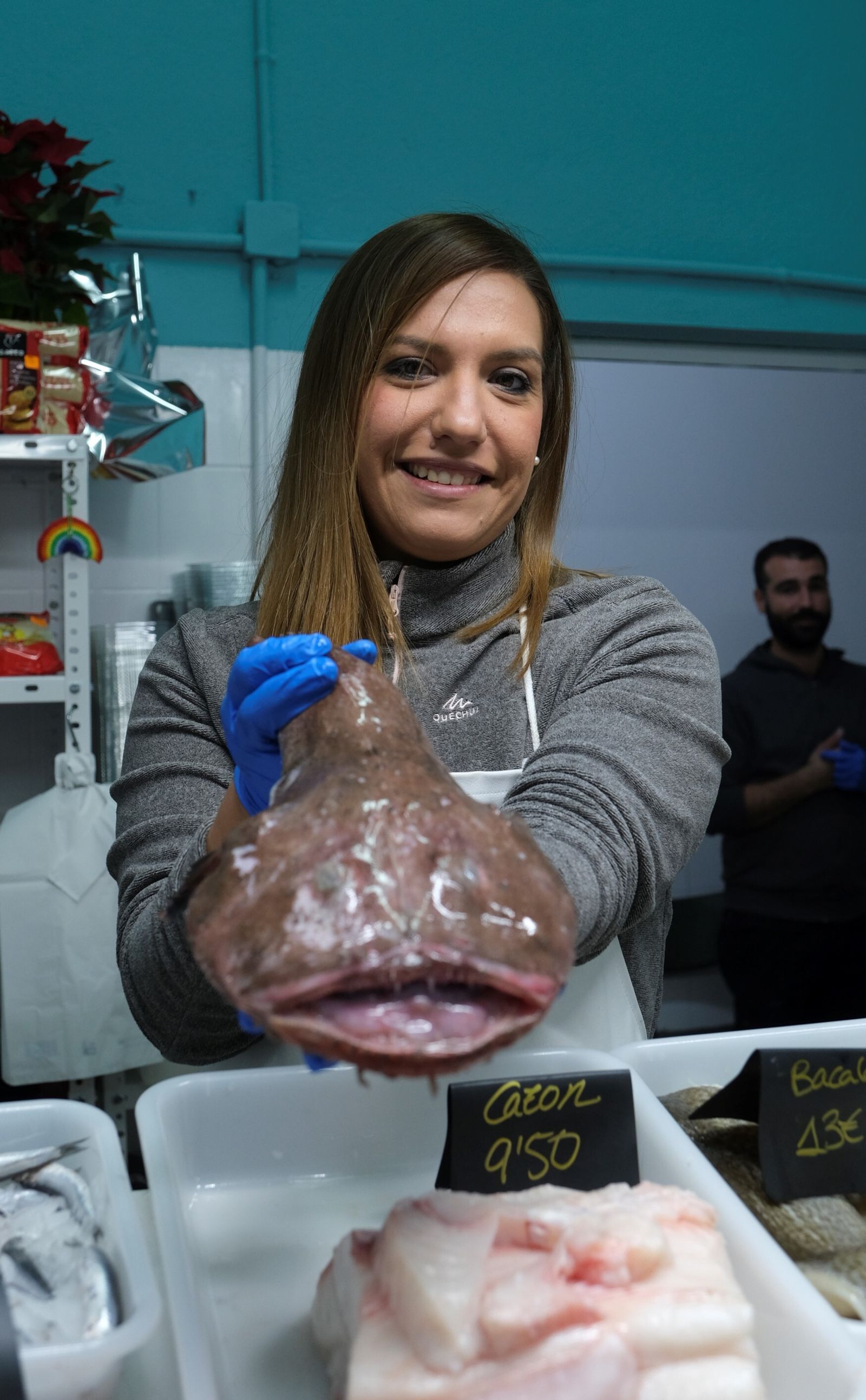 Cristina Castillo con una de las especies que sirve en su puesto en Viator, el rape