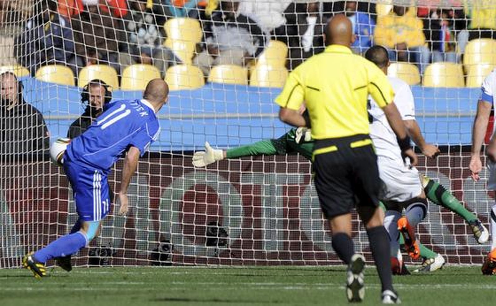 Robert Vittek en el momento de hacer el gol de Eslovaquia.

Foto: Efe