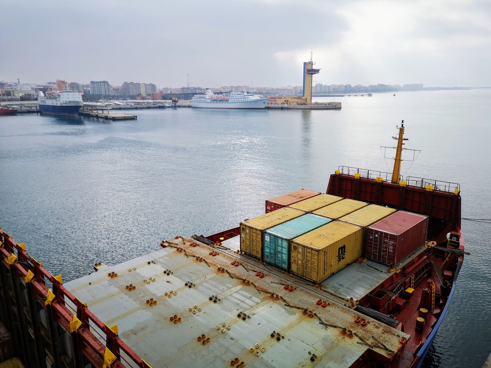 Carga de contenedores en el Puerto de Almería.