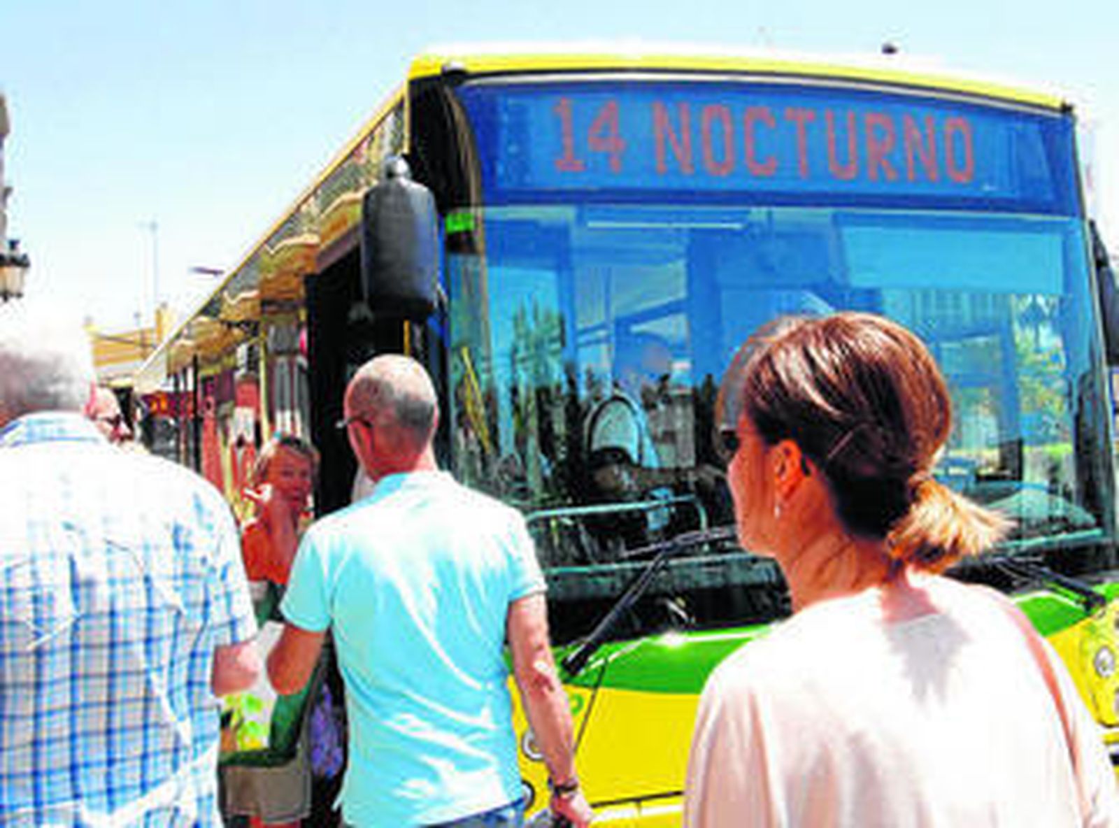 Imagen de archivo de la línea de bus nocturno en la Plaza de Andalucía.