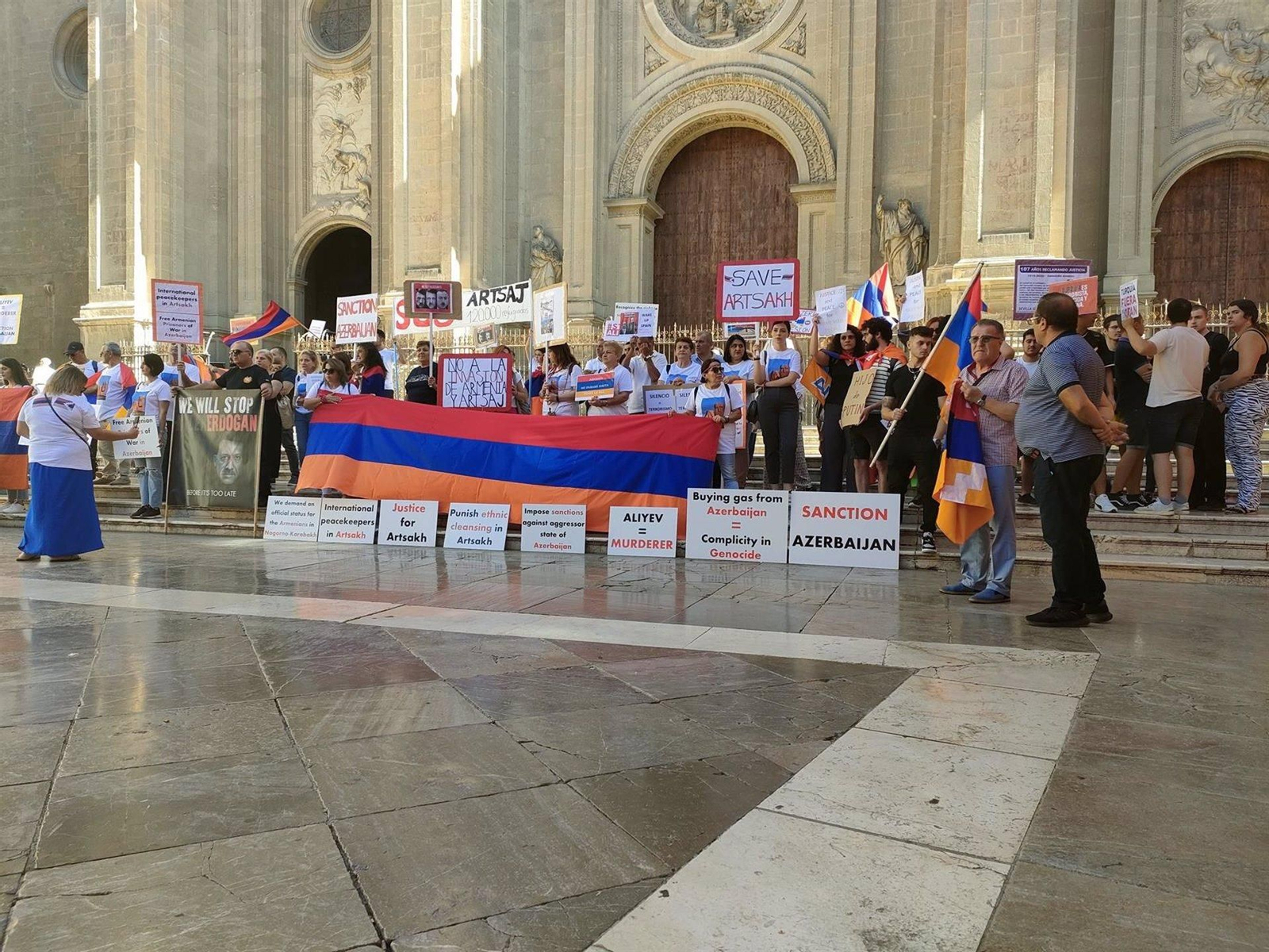 La comunidad armenia recuerda a los refugiados de Nagorno Karabaj ante la Catedral de Granada
