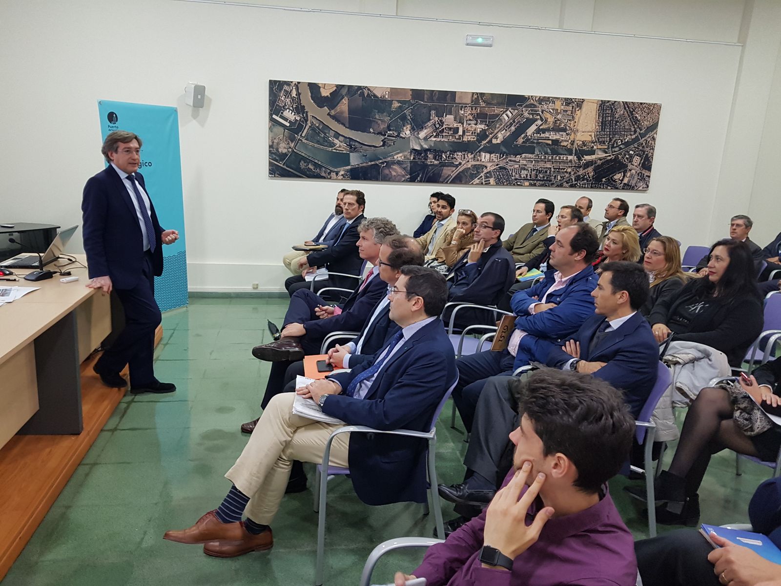 El presidente del Puerto de Sevilla, Rafael Carmona, en la asamblea general.