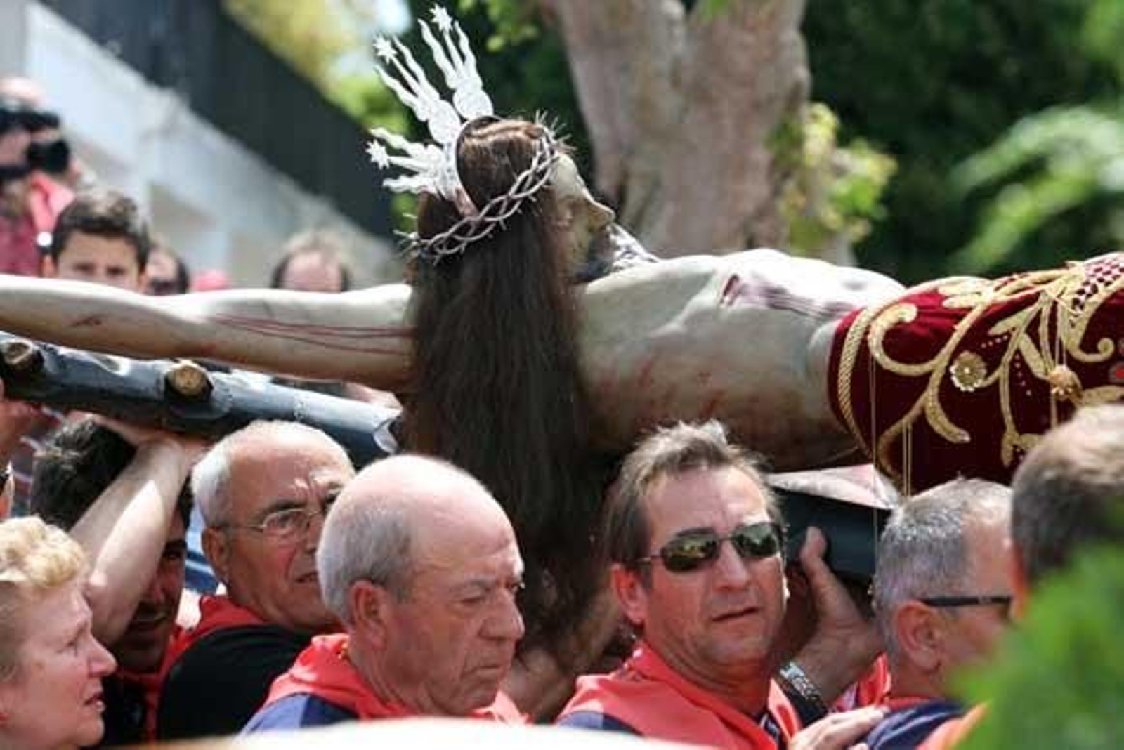 Un gran número de personas sujetan la talla antes de ser alzado

Foto: Paco Guerrero