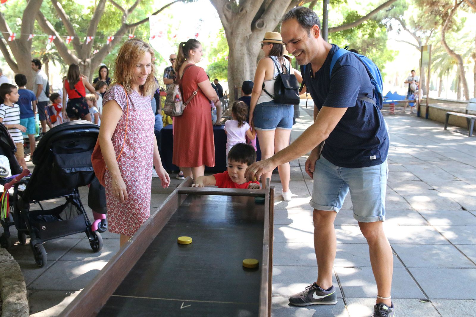 Los pequeños disfrutan descubriendo los juegos tradicionales en esta mañana de feria