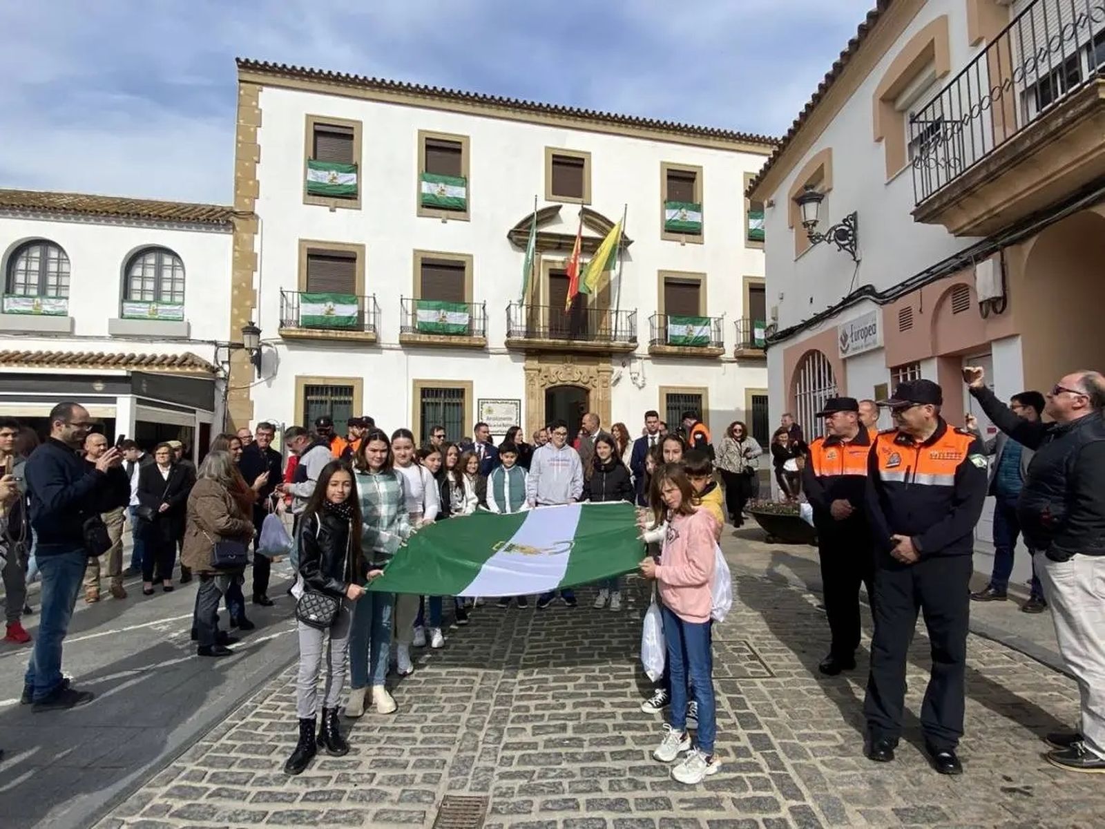 Comitiva de niños portando la bandera de Andalucía en Los Barrios.
