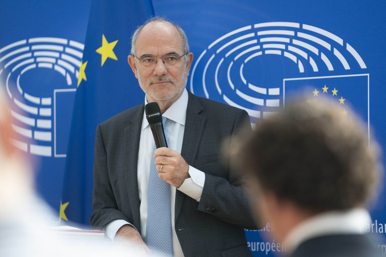 Jaume Duch atiende a un grupo de jóvenes periodistas europeos.