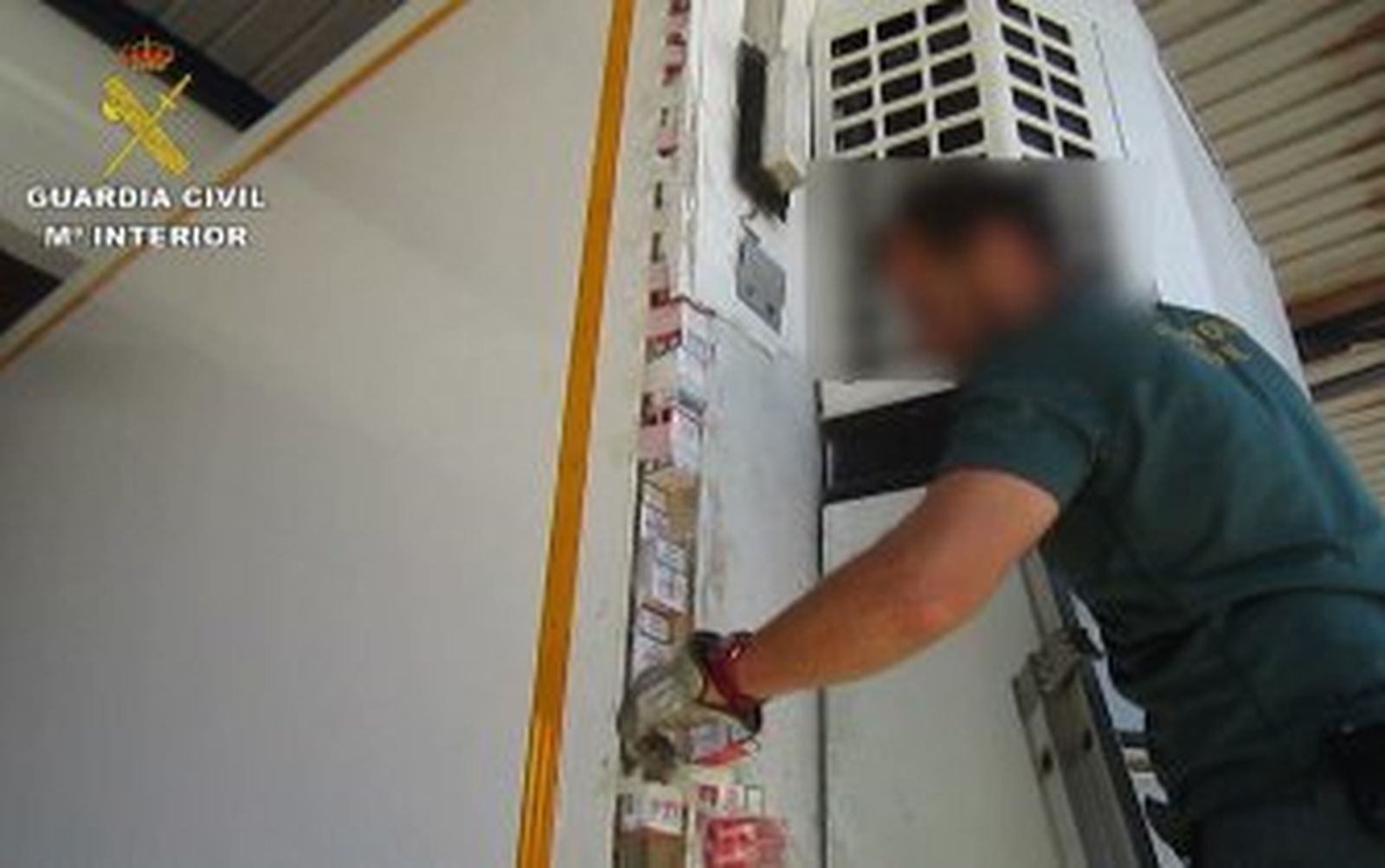 Incautan 46.500 cajetillas de tabaco en el muelle de Cádiz