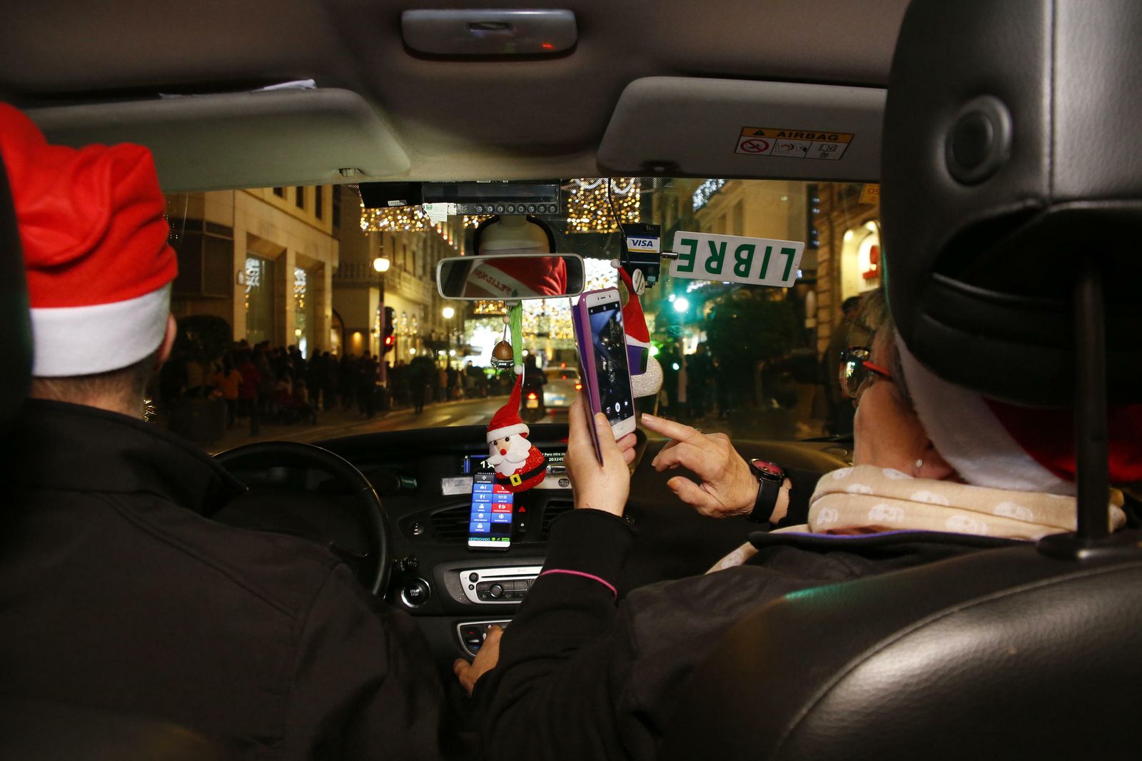 Los taxis que llevan el espíritu de la Navidad a Granada
