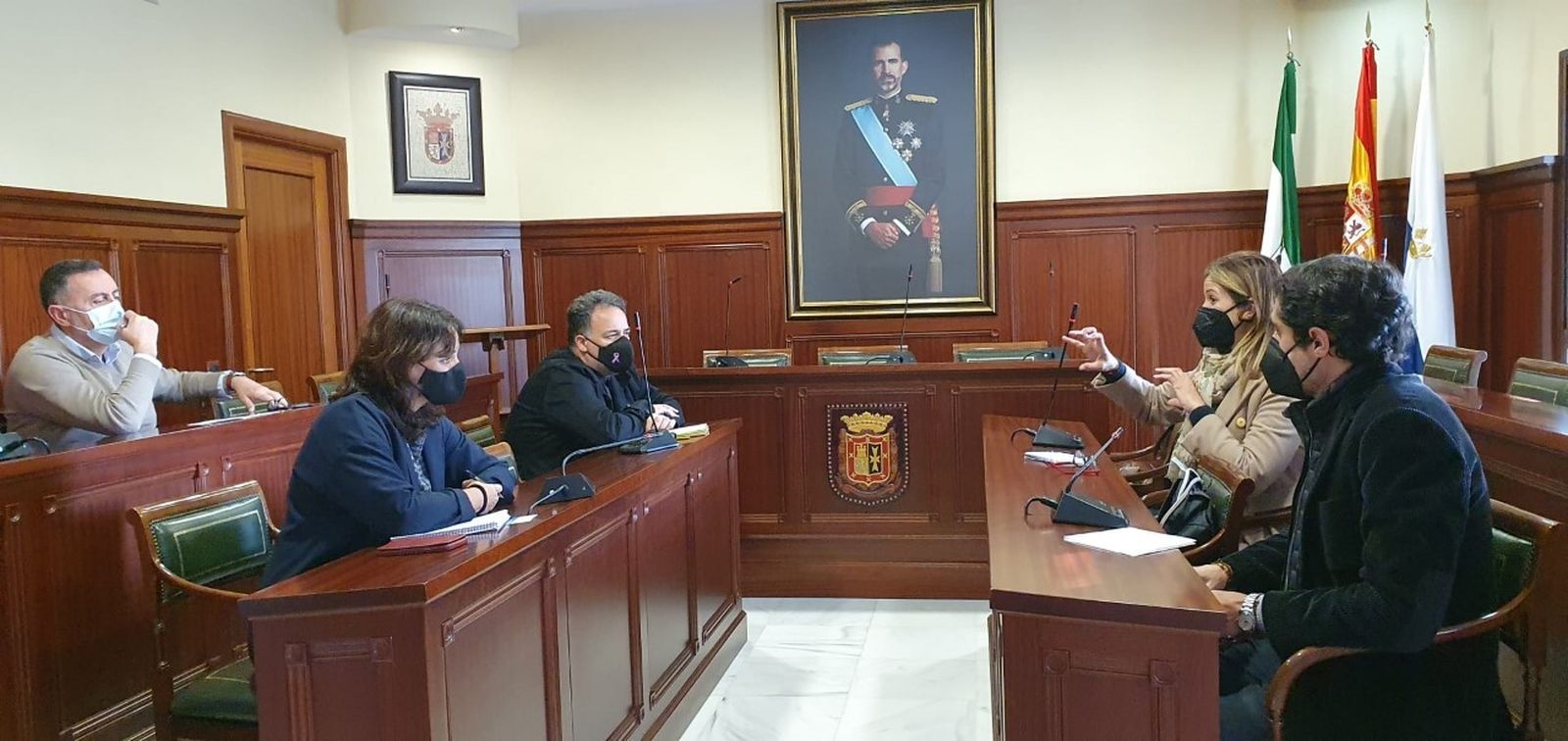 La alcaldesa y el edil de Urbanismo de Espartinas, con la responsable de Obras Públicas de Sanlúcar durante la reunión.