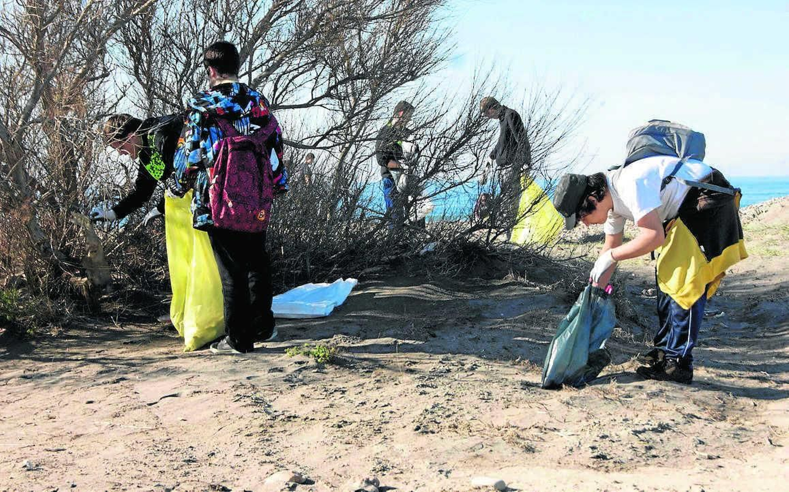 Alumnos del instituto de El Alquián retiran, en 2014, basura del entorno de El Perdigal