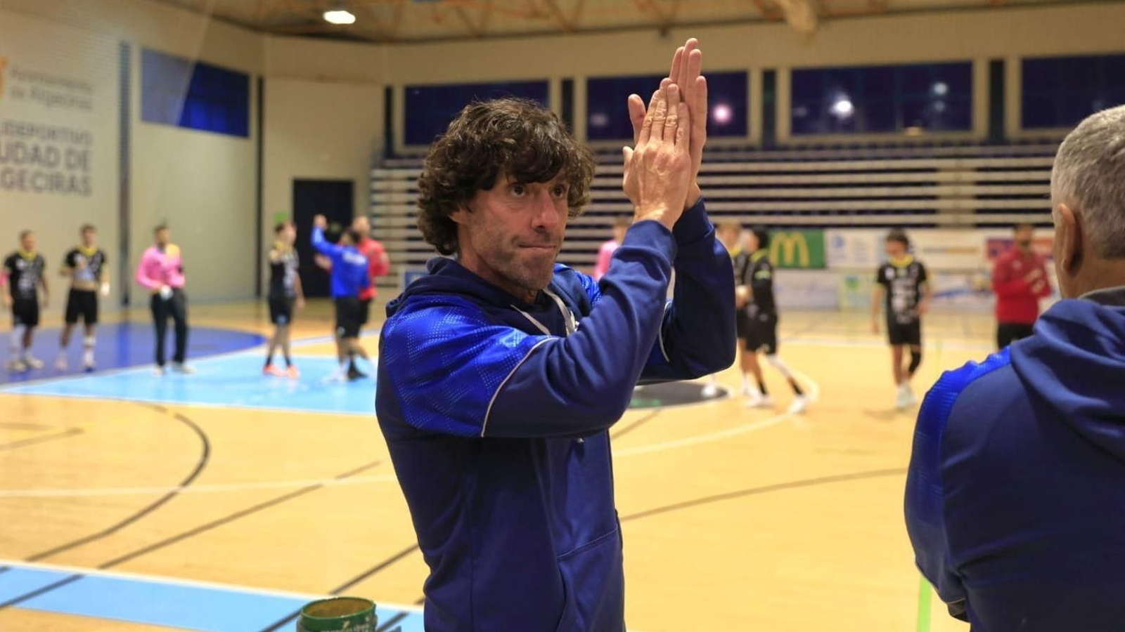 Iñaki Pérez agradece los aplausos del público antes del comienzo del encuentro