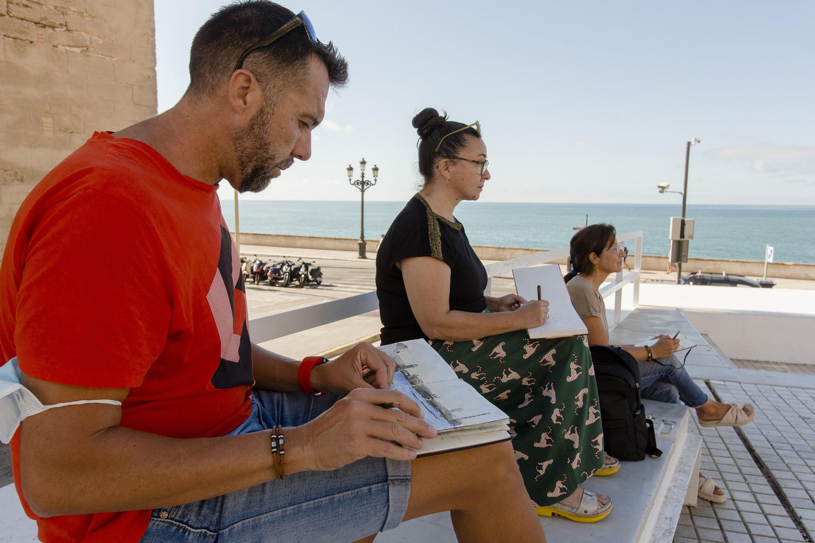 Tres de los integrantes de Urban Sketcher Bahía de Cádiz en el espacio Entrecatedrales.