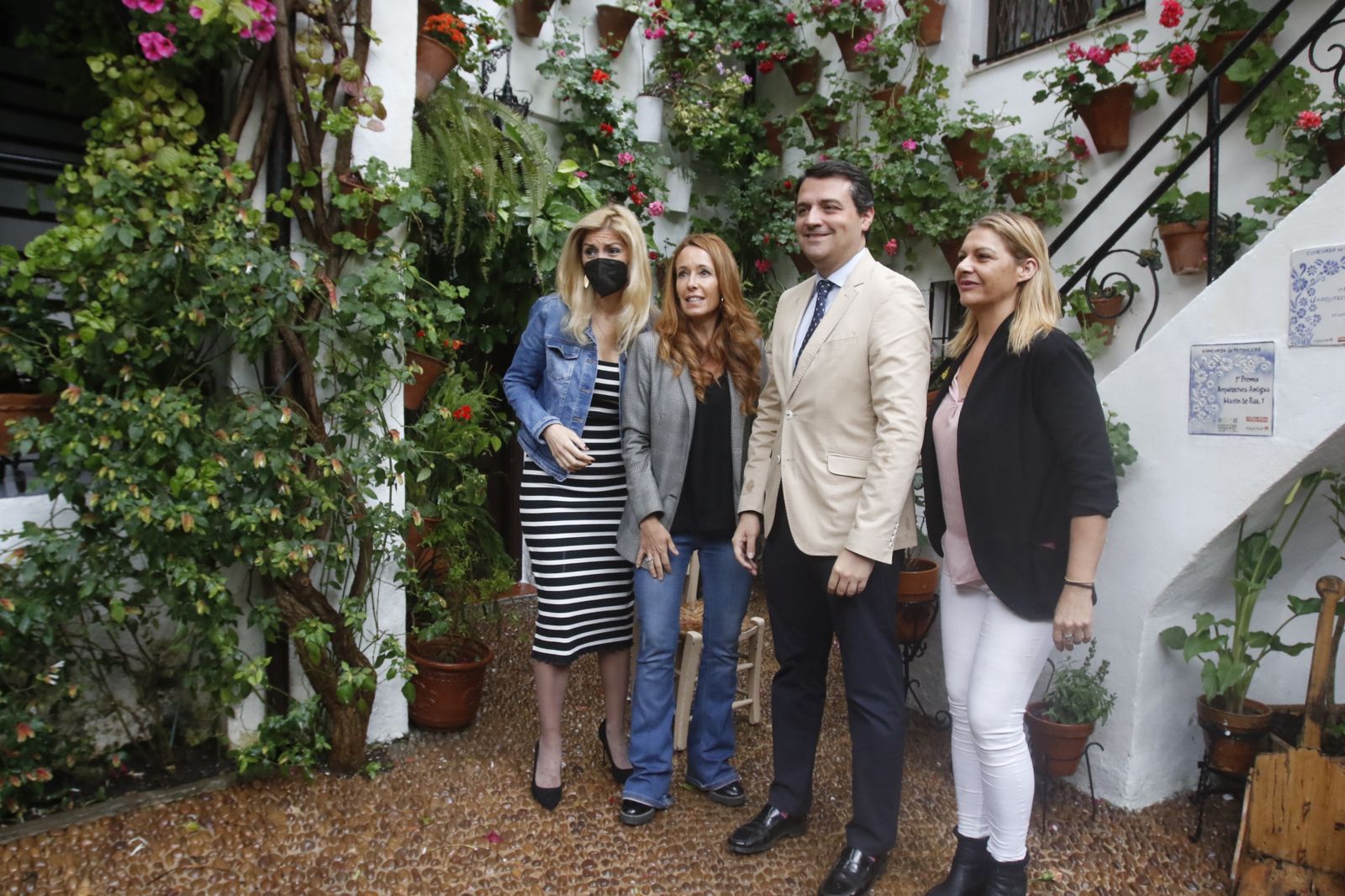 Representantes municipales junto a la propietaria del Patio Martín de Roa, 7.