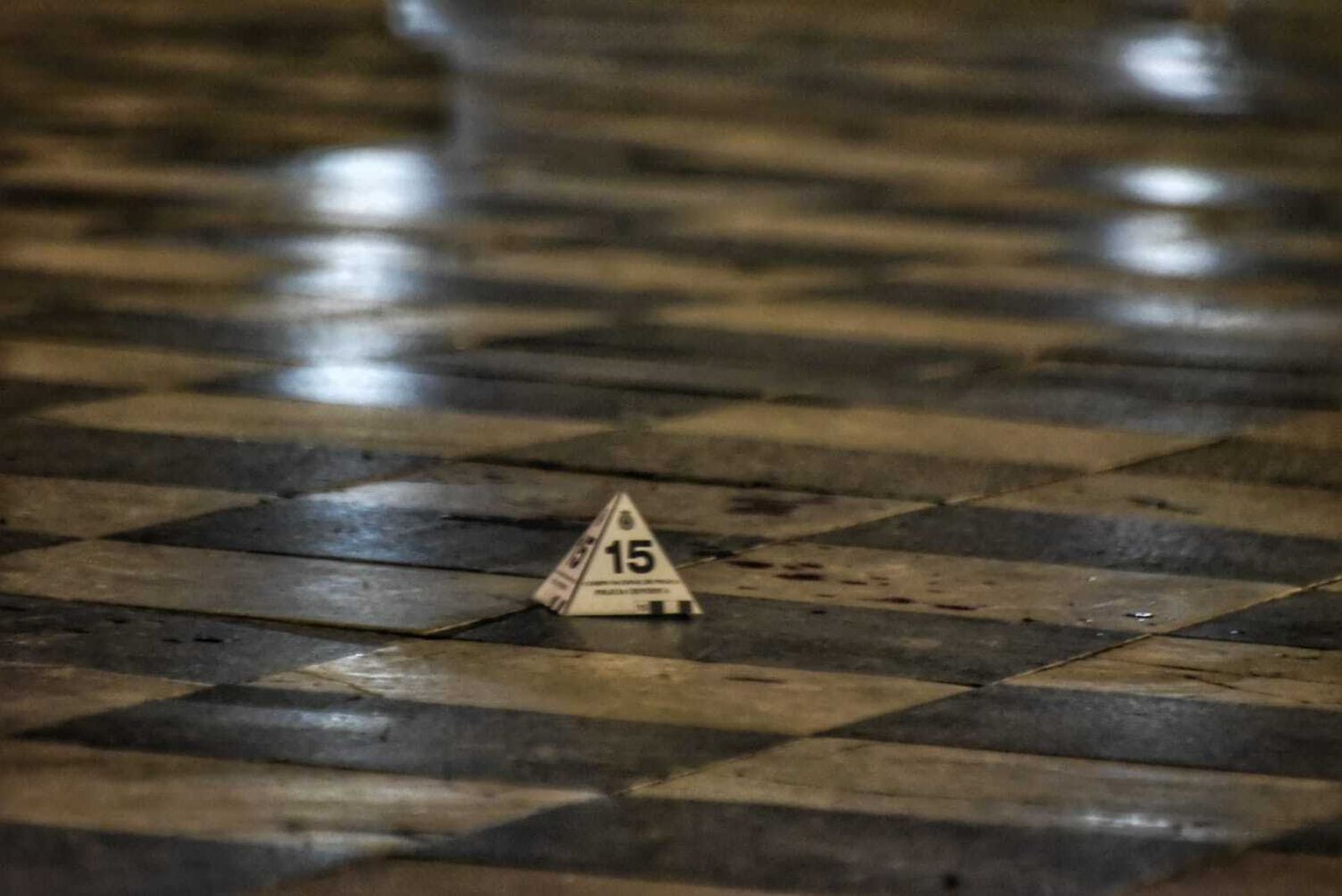 Uno de los conos policiales colocados en el lugar de los hechos.