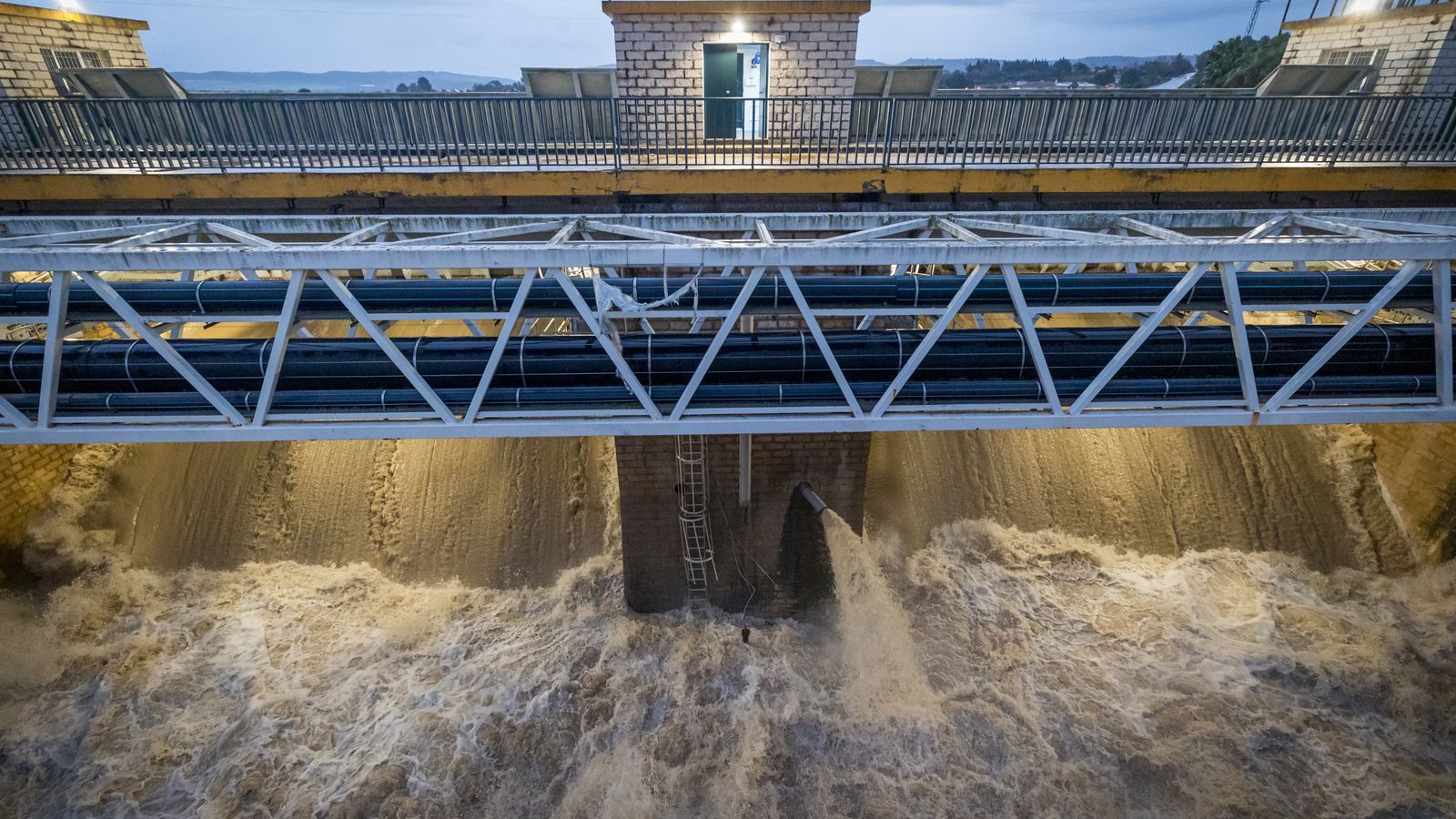 Desembalse de la presa de Arcos.