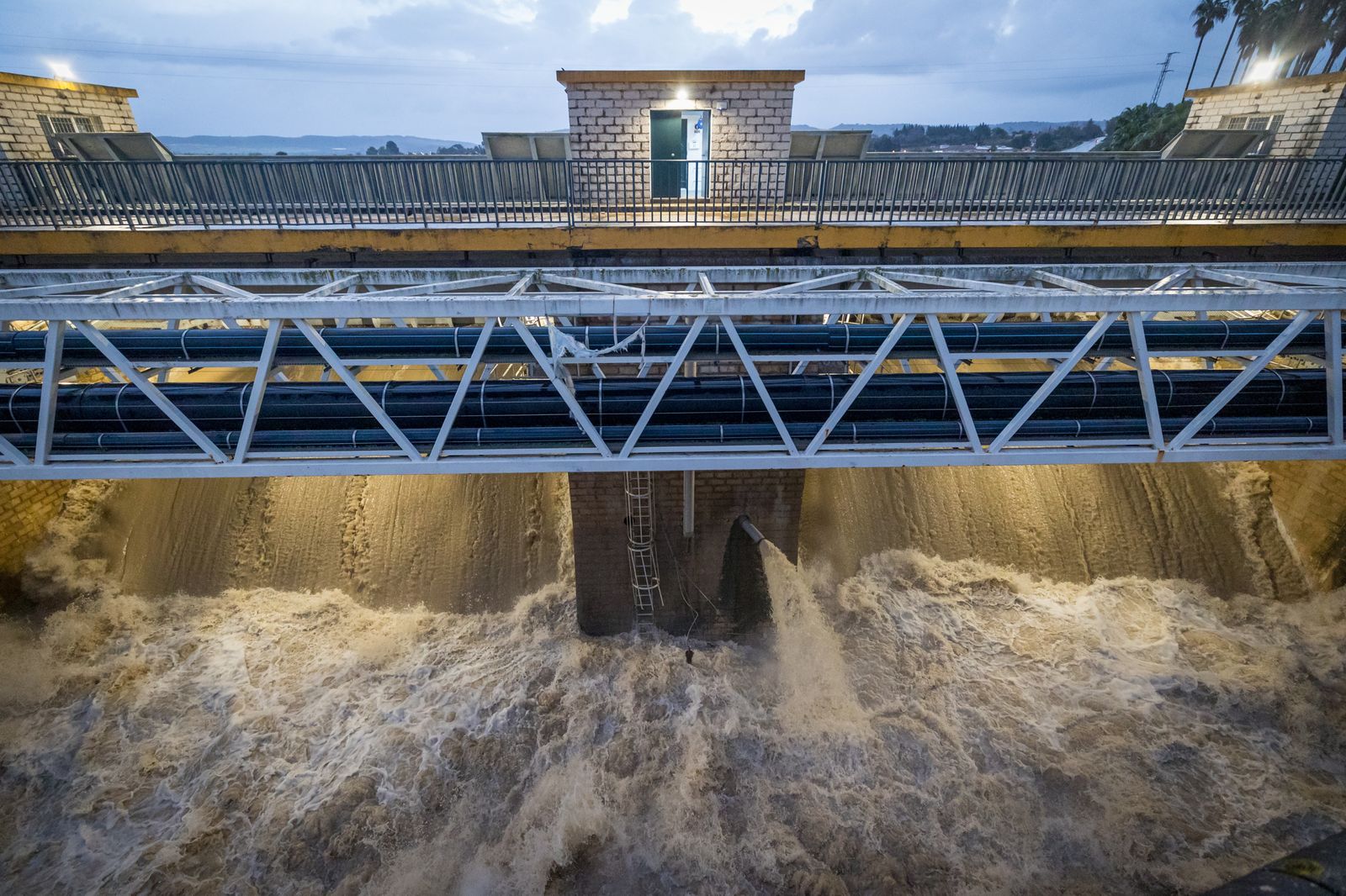 Desembalse de la presa de Arcos este viernes.