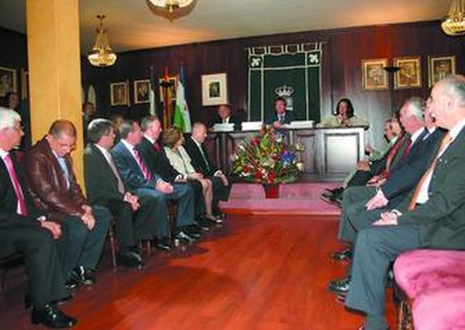 El acto fue celebrado en el salón de plenos del Ayuntamiento.