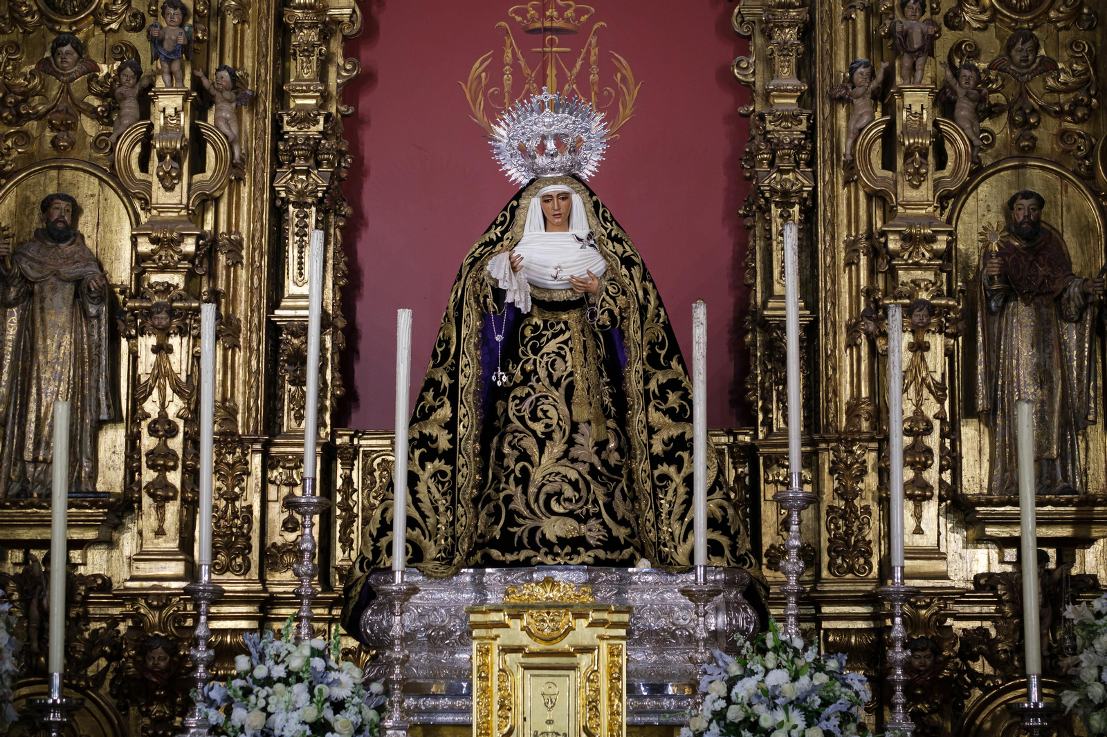 La Esperanza de Triana se viste de luto por los fieles difuntos