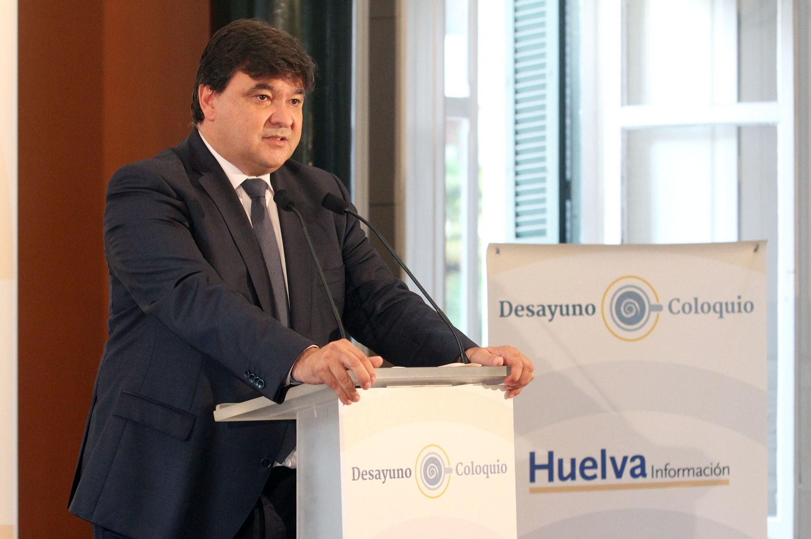 Imágenes de la conferencia y desayuno-coloquio de Gabriel Cruz, alcalde de Huelva