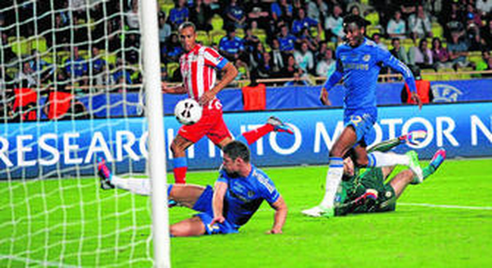 Joao Miranda mira cómo entra el balón que golpea para conseguir un nuevo tanto rojiblanco.