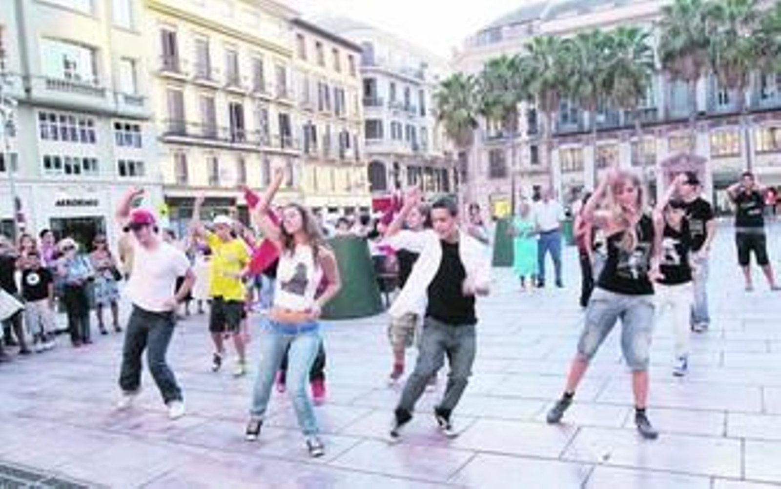 Una de las coreografías en homenaje al cantante realizada ayer en la Plaza de la Constitución.