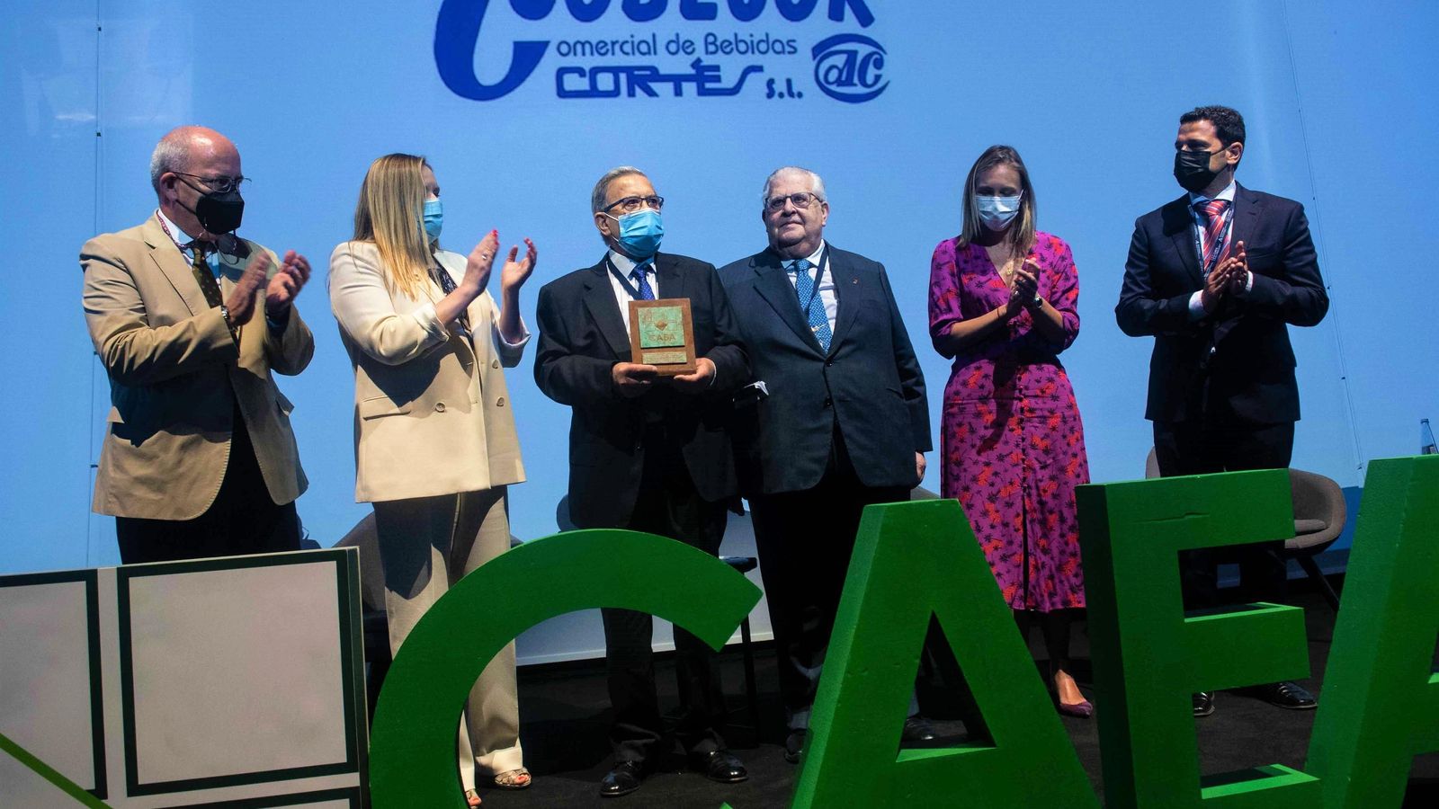 Entrega del Premio CAEA 2021 a la Empresa de Distribución COBECOR. De izquierda de derecha: Javier Sánchez Rojas, vicepresidente de CEA y presidente de Cámaras Andalucía; Virginia González Lucena, presidenta de CAEA; Antonio Cortés García, fundador de COBECOR; Manuel Barea, presidente de Honor de CAEA; Lorena Garrido, directora general de Comercio; Antonio Jesús Cortés Cejas, director comercial de COBECOR.