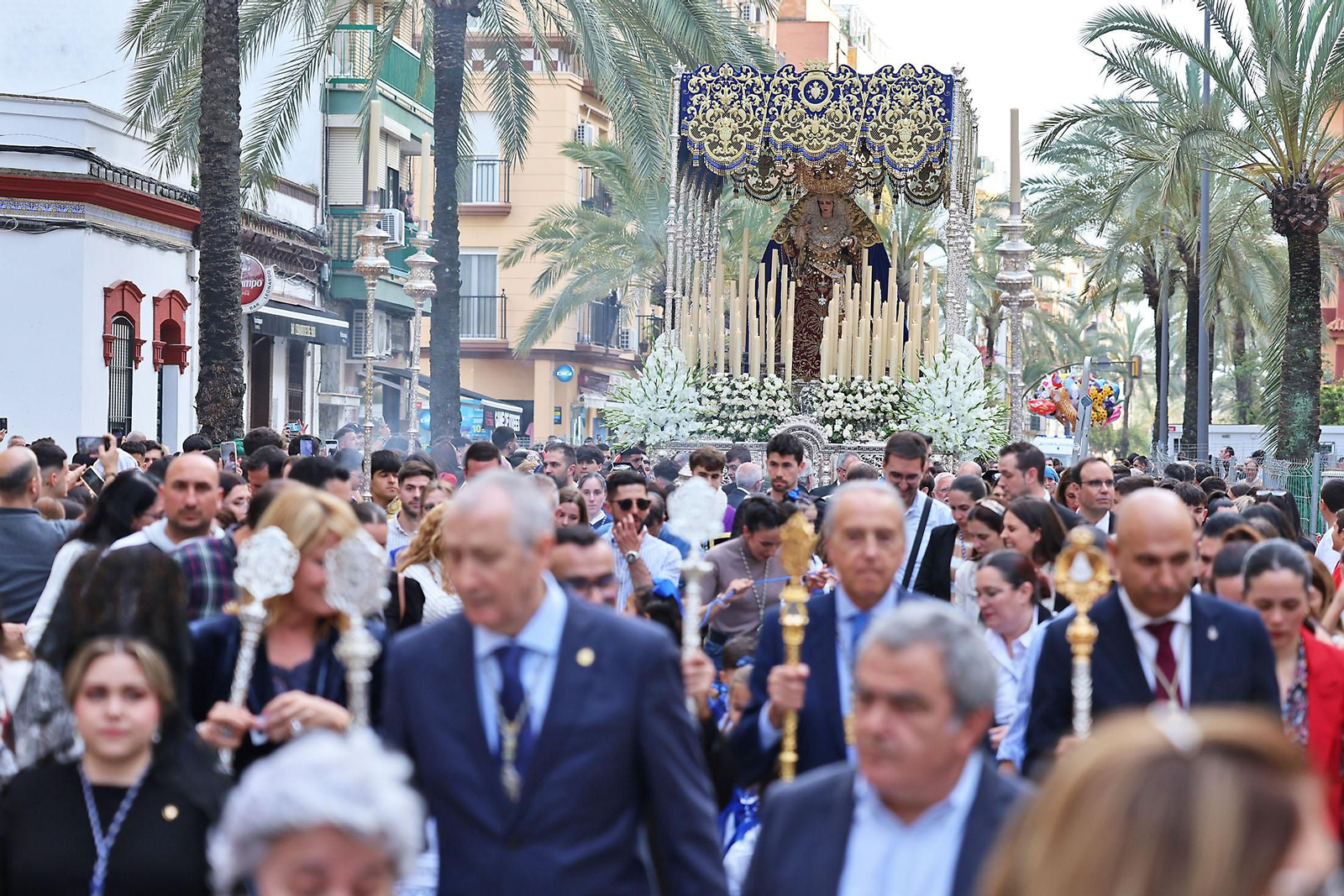 Imágenes de la VIrgen de Los Dolores por su barrio de las Colonias