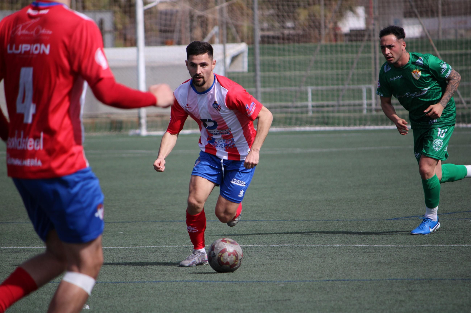 Óscar Vega, que salió durante la segunda mitad, conduce el esférico durante los minutos finales del partido.