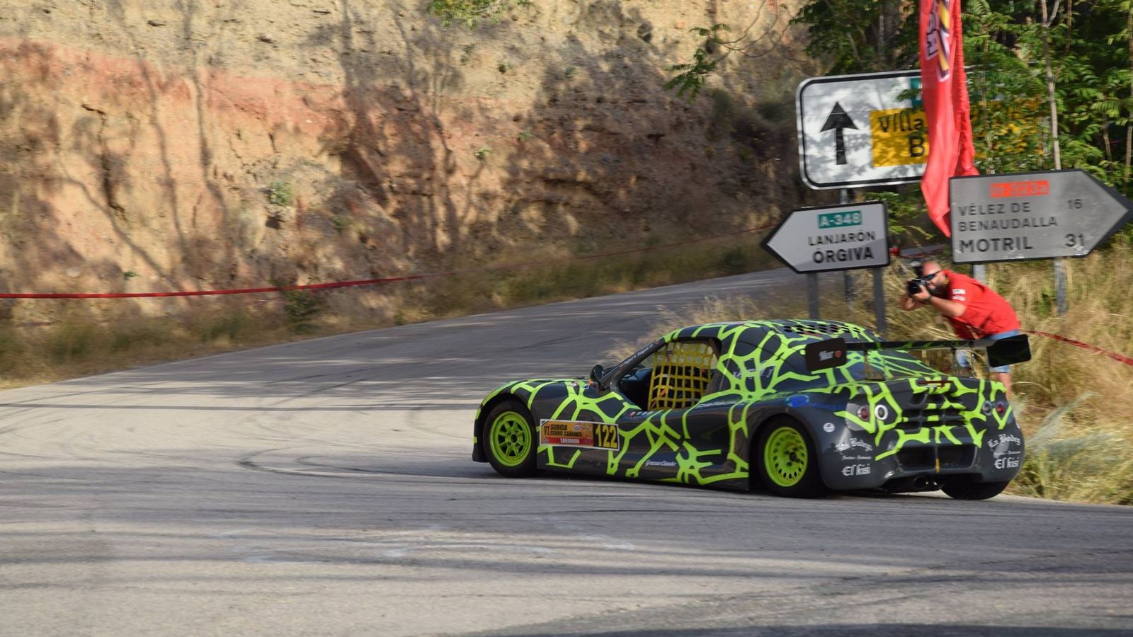 Un piloto trata de afrontar una cerrada curva en una pasada edición.