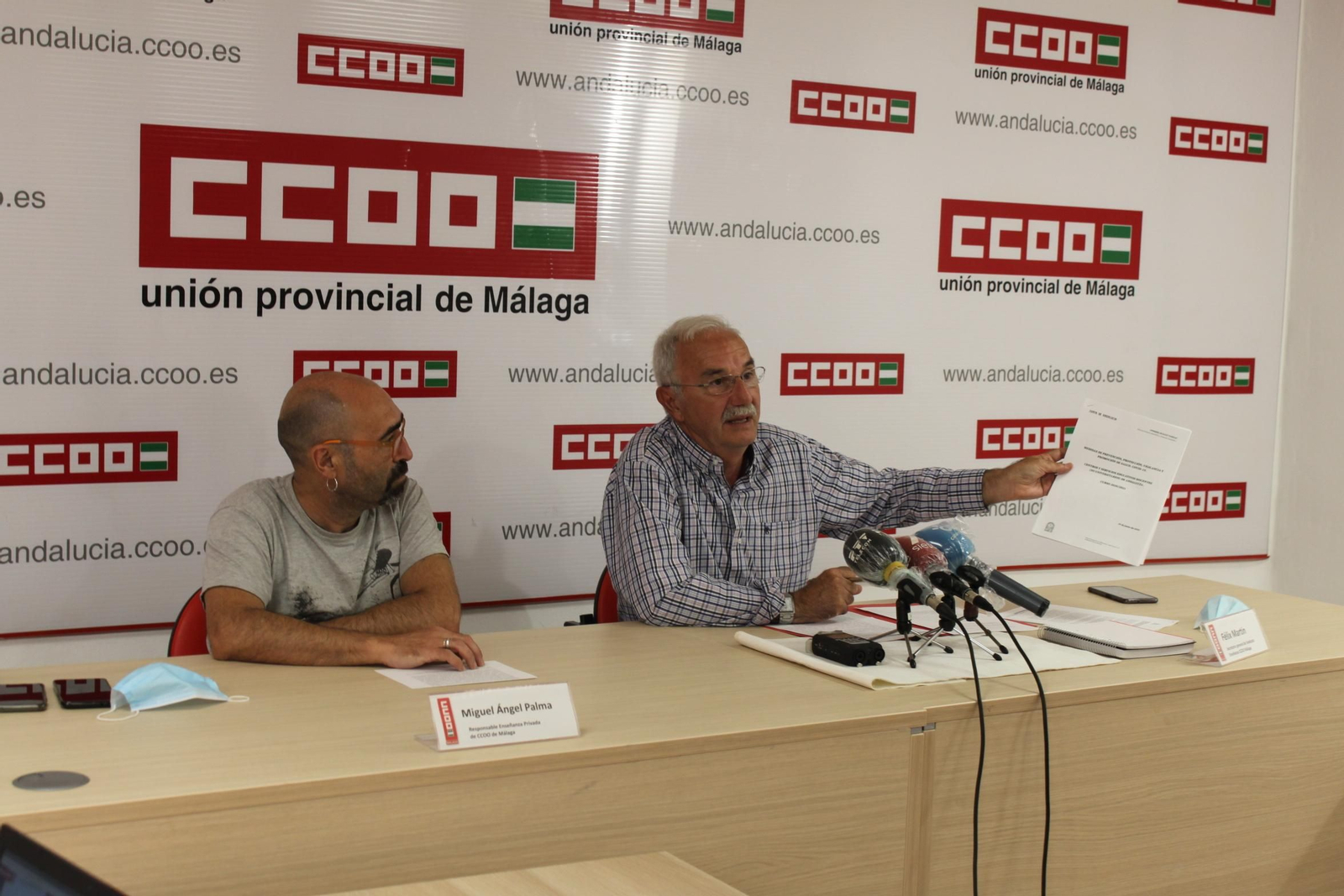 Félix Martín junto con el responsable de Enseñanza Privada de CCOO de Málaga, Miguel Ángel Palma.