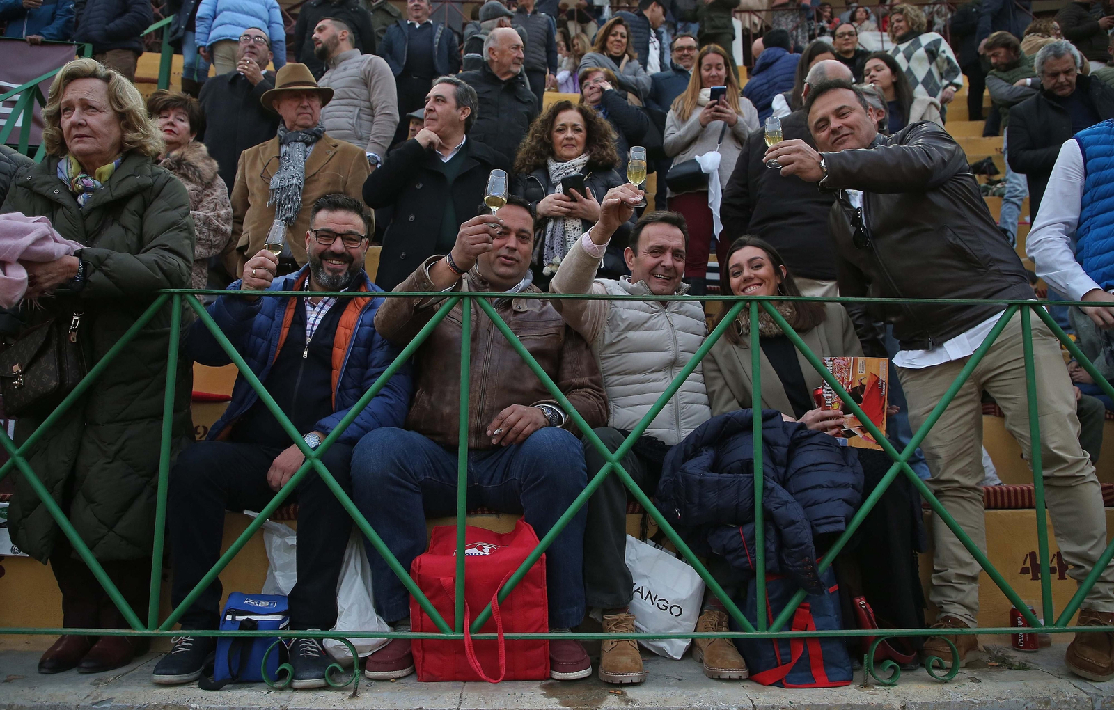 Ambiente en la plaza de toros El Arenal en La Línea