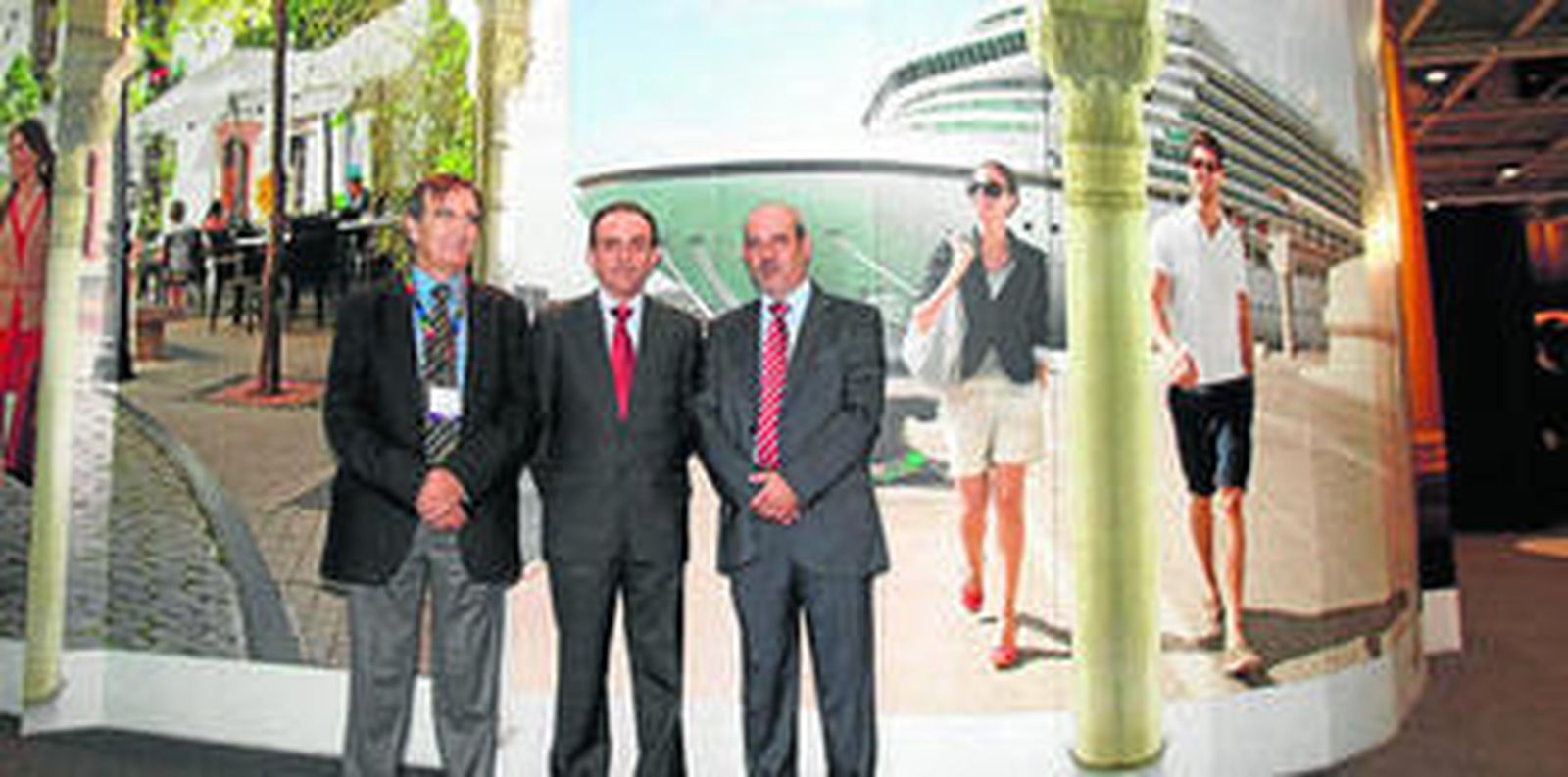 El consejero de Turismo, Rafael Rodríguez, flanqueado por Vicente Granados y Francisco Artacho.