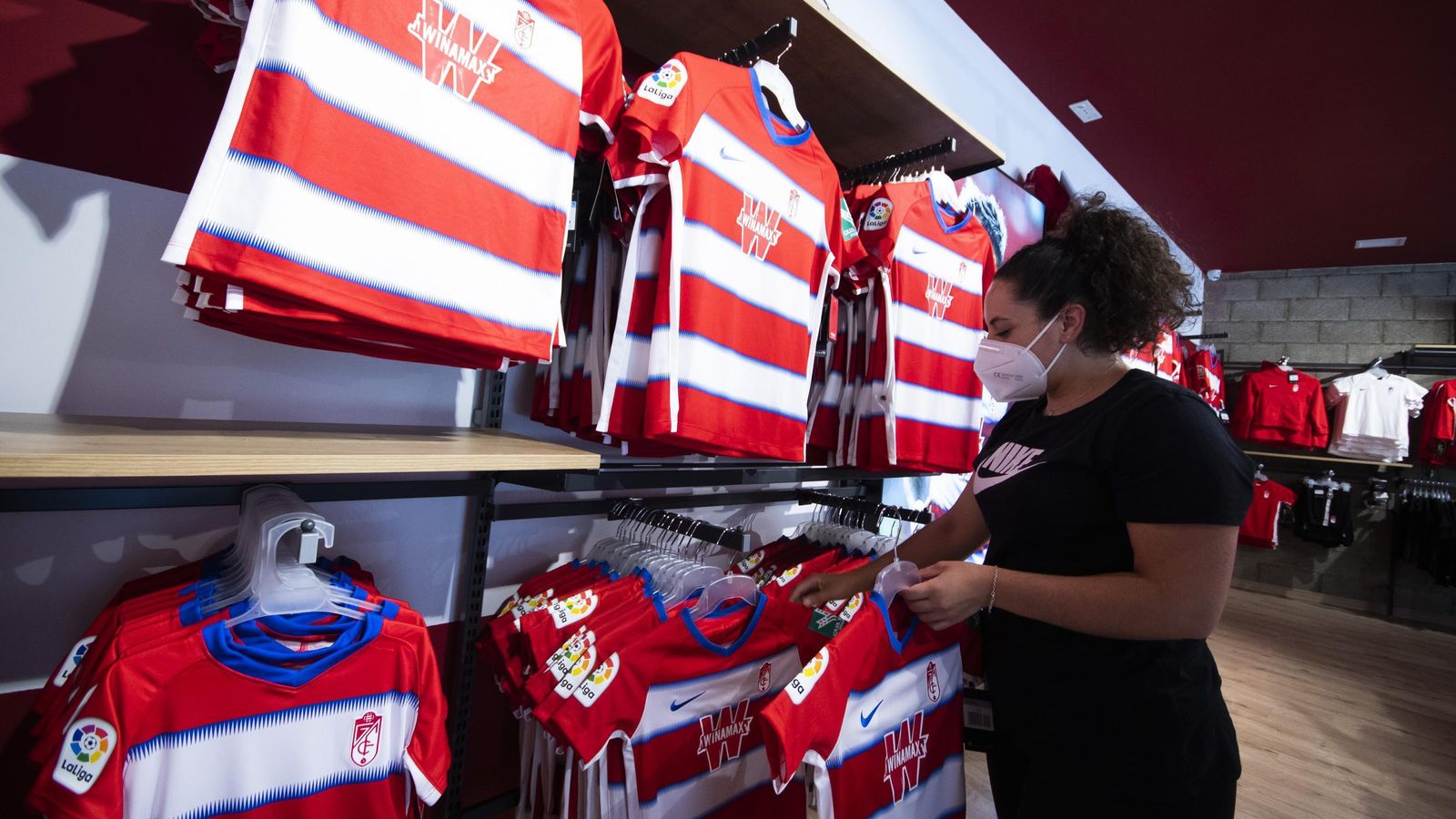 La ropa que los clientes no adquieren son desinfectadas dos veces al día.